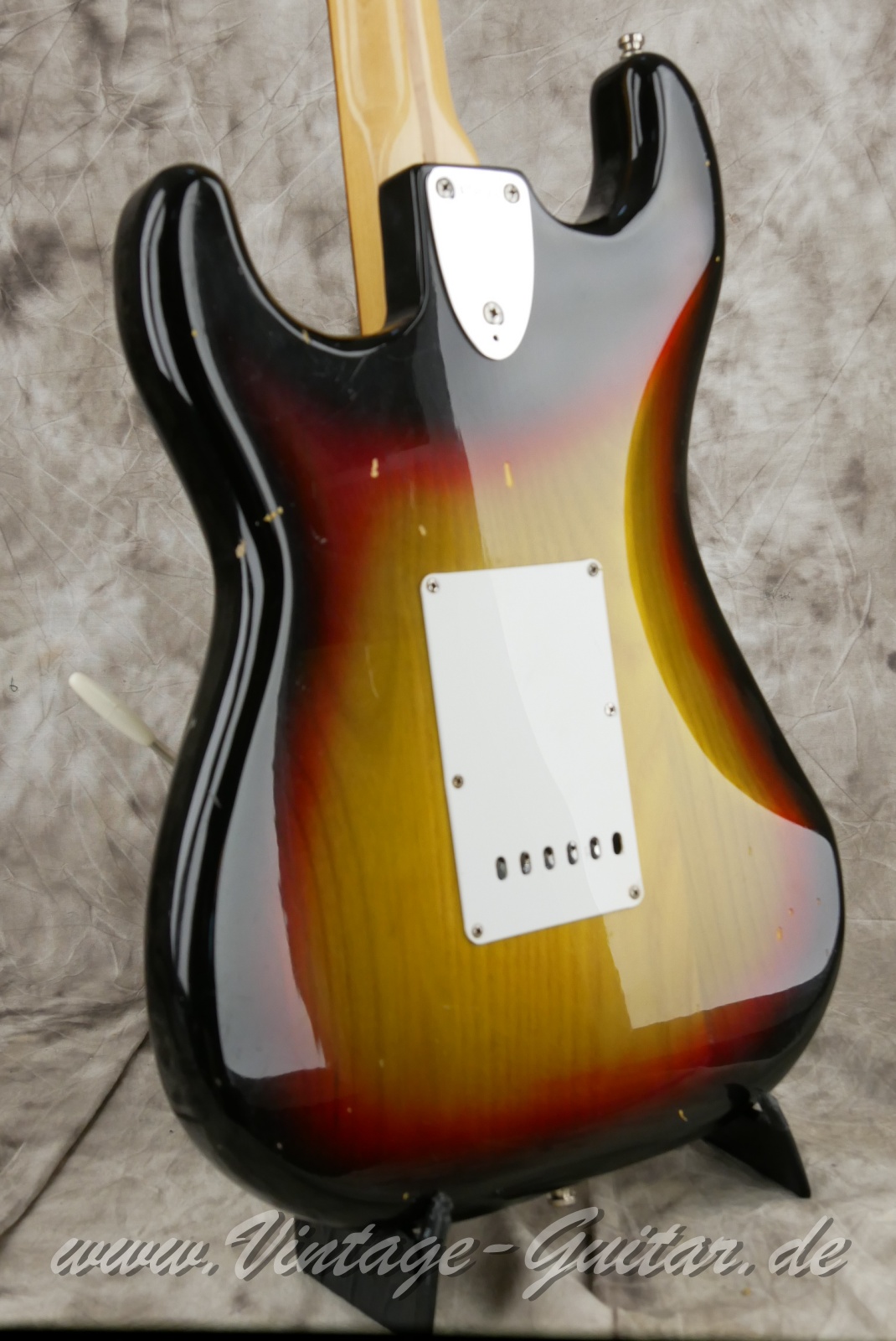 Fender_Stratocaster_sunburst_USA_1976-011.JPG