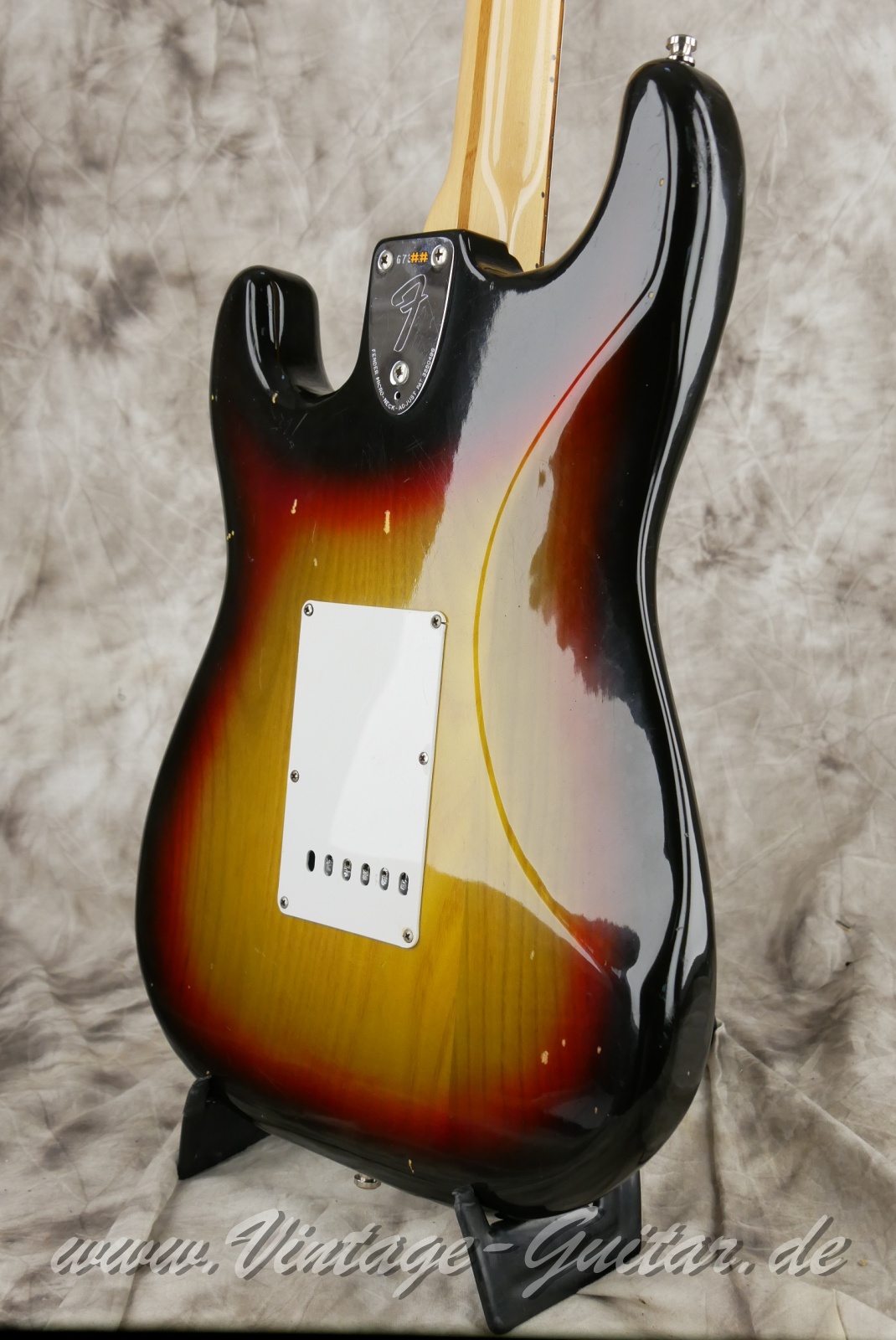 Fender_Stratocaster_sunburst_USA_1976-012.JPG