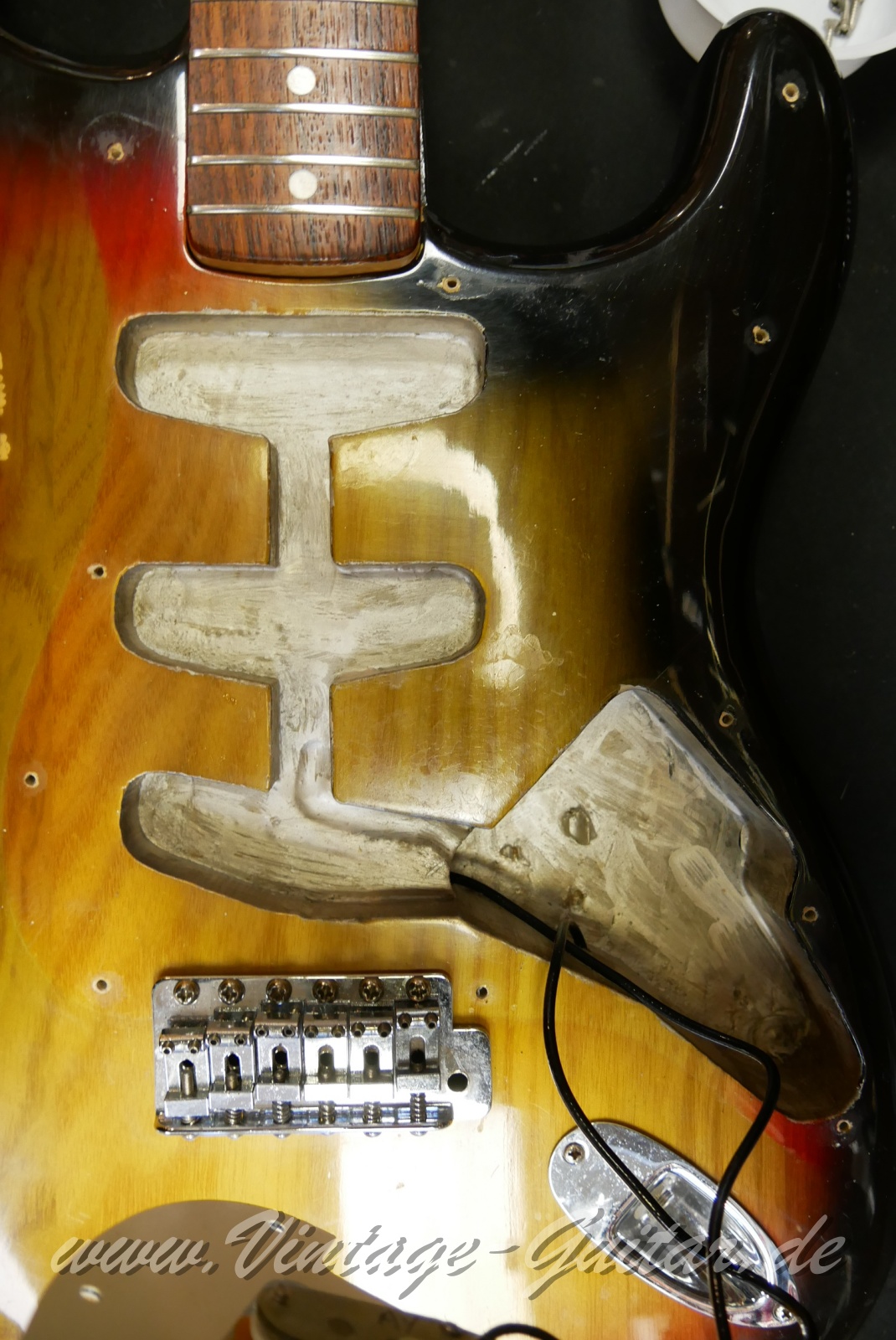 Fender_Stratocaster_sunburst_USA_1976-013.JPG