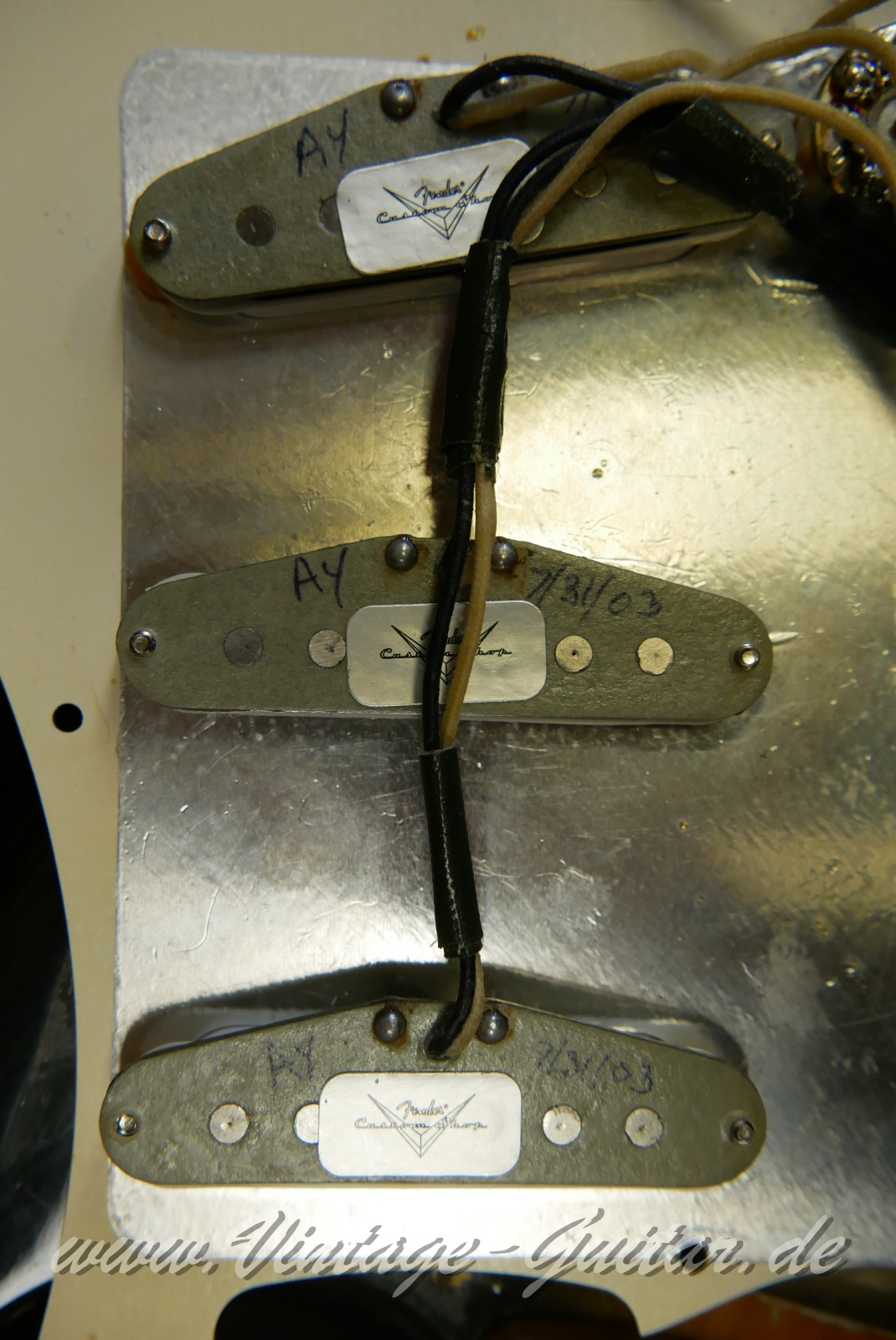 Fender_Stratocaster_sunburst_USA_1976-014.JPG