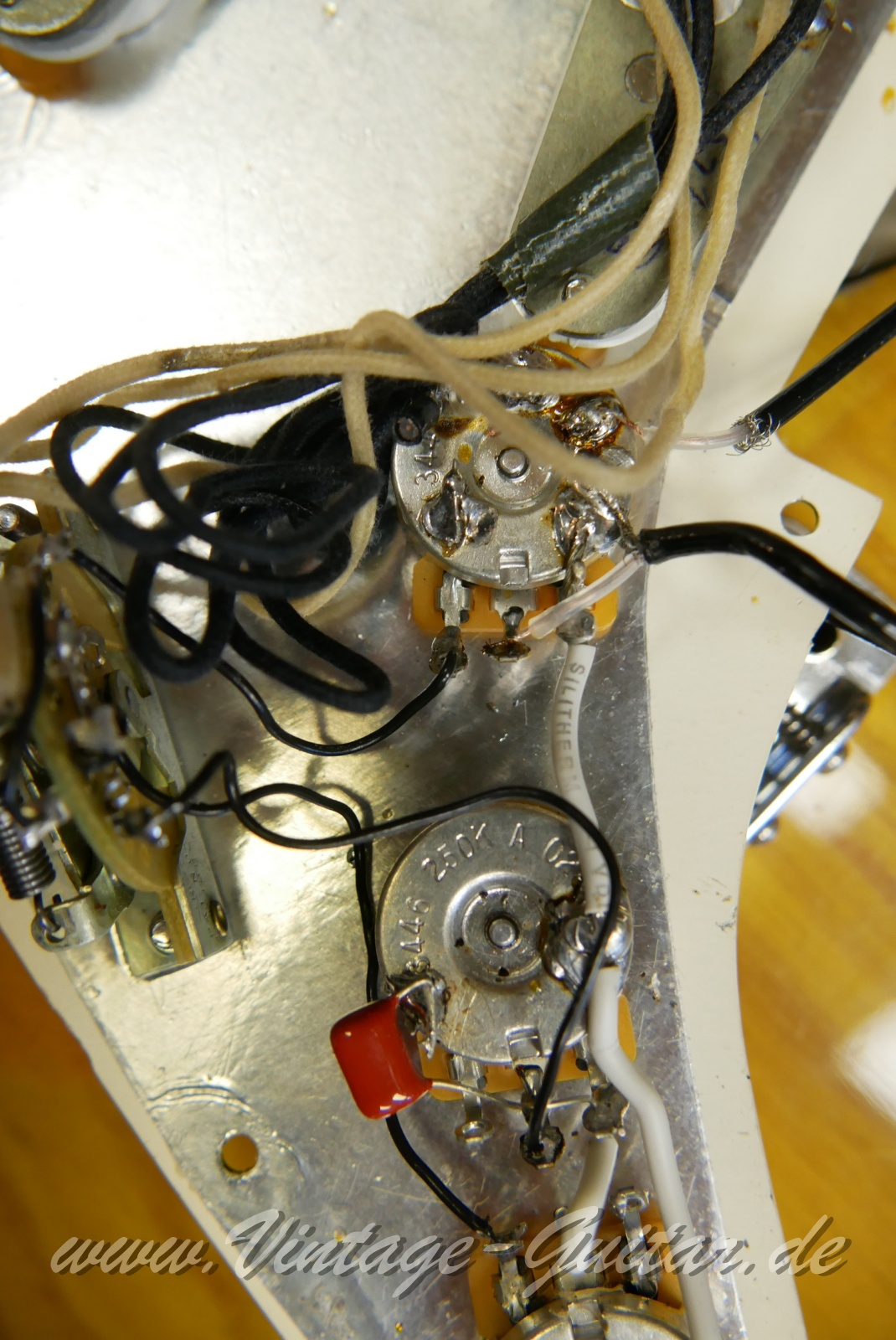 Fender_Stratocaster_sunburst_USA_1976-015.JPG