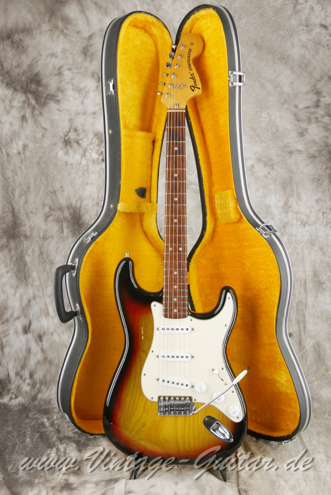 Fender_Stratocaster_sunburst_USA_1976-018.JPG