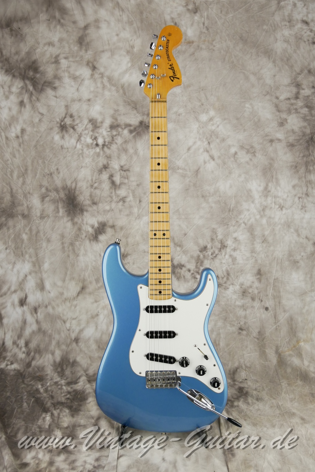 Fender_Stratocaster_lake_placid_blue_refinished_USA_1974-001.JPG