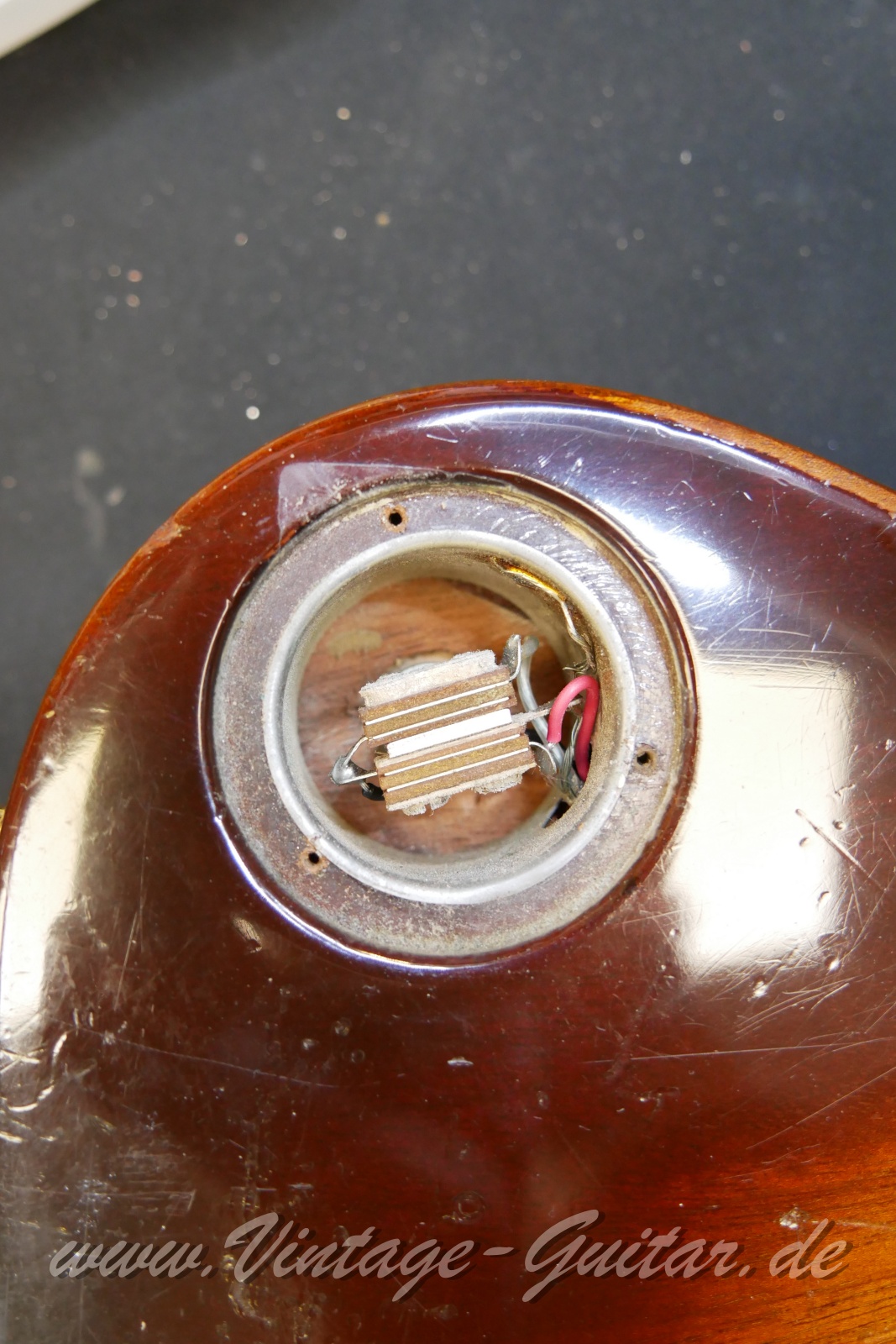 img/vintage/6374/Gibson_Les_Paul_Pro_Deluxe_sunburst_1979-017.JPG