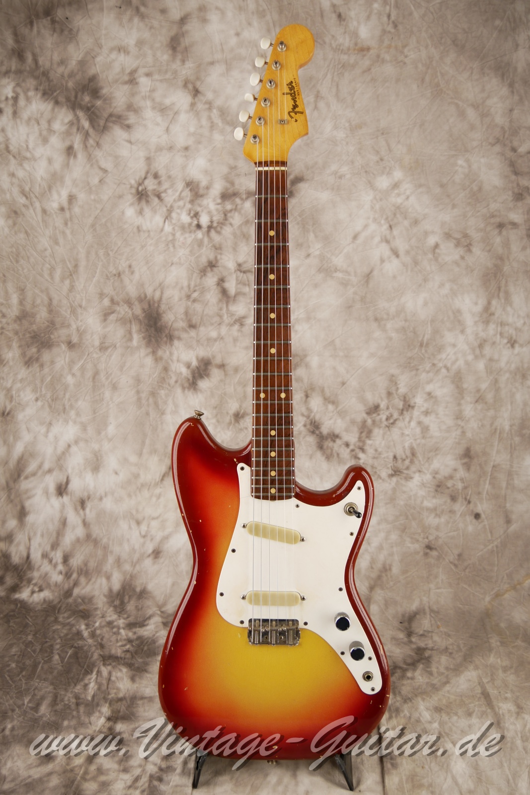 Fender_Duo_Sonic_sunburst_USA_1962-001.JPG
