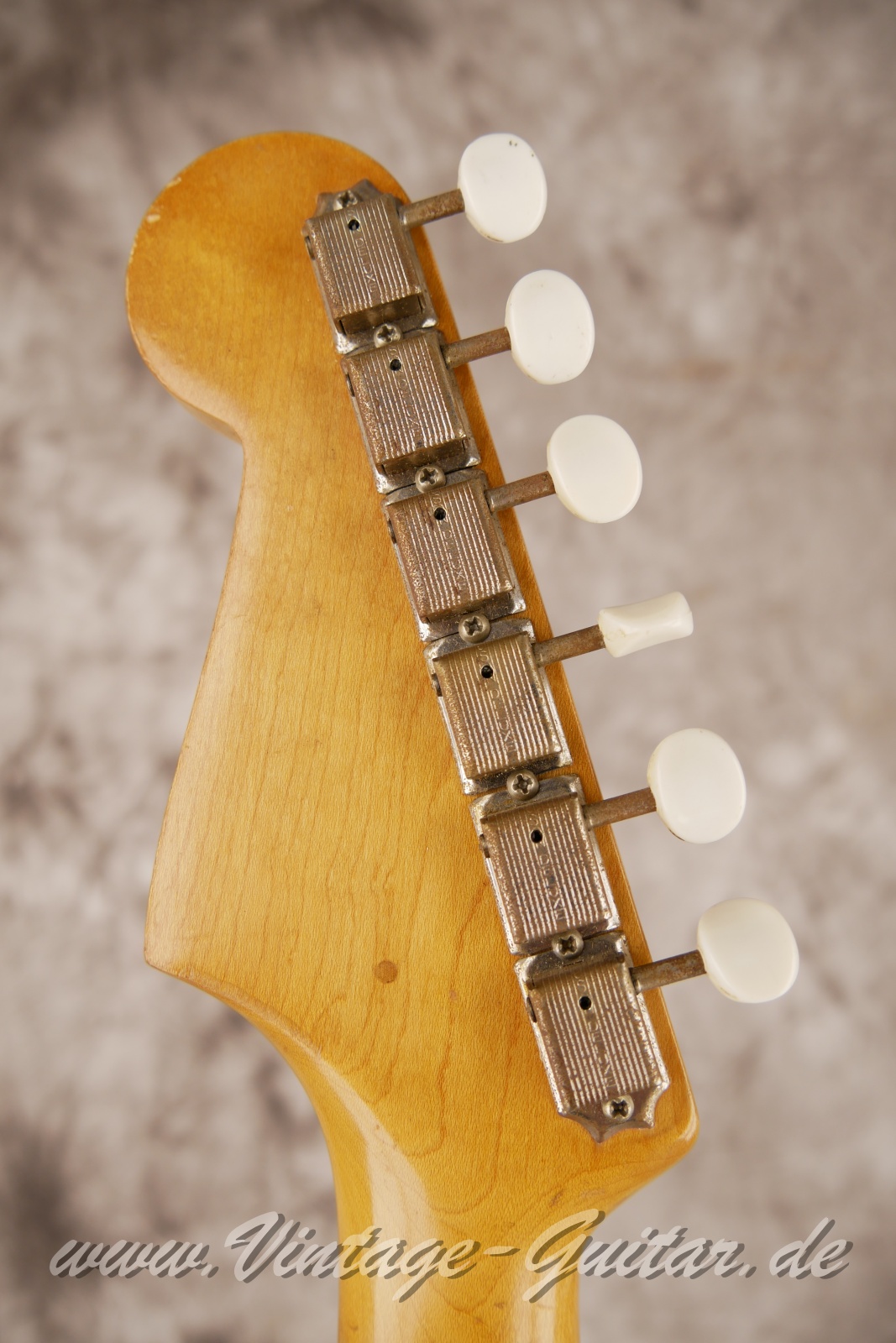 Fender_Duo_Sonic_sunburst_USA_1962-004.JPG