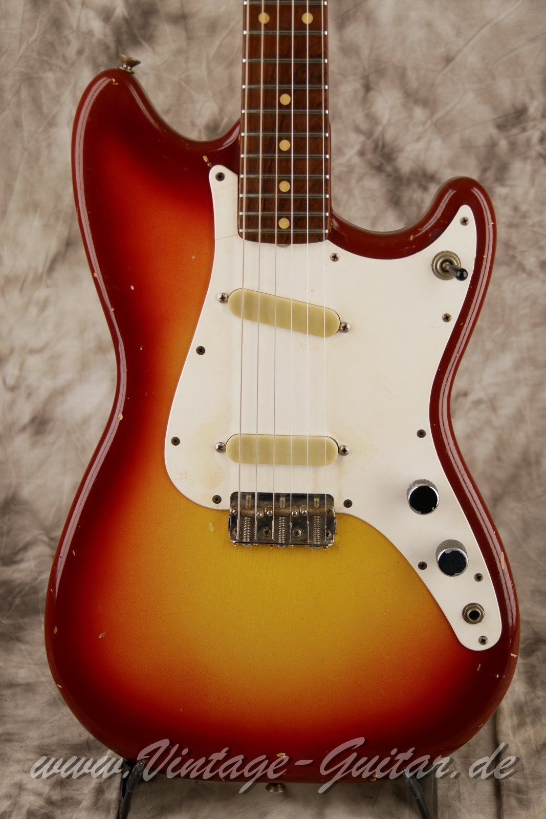 Fender_Duo_Sonic_sunburst_USA_1962-007.JPG
