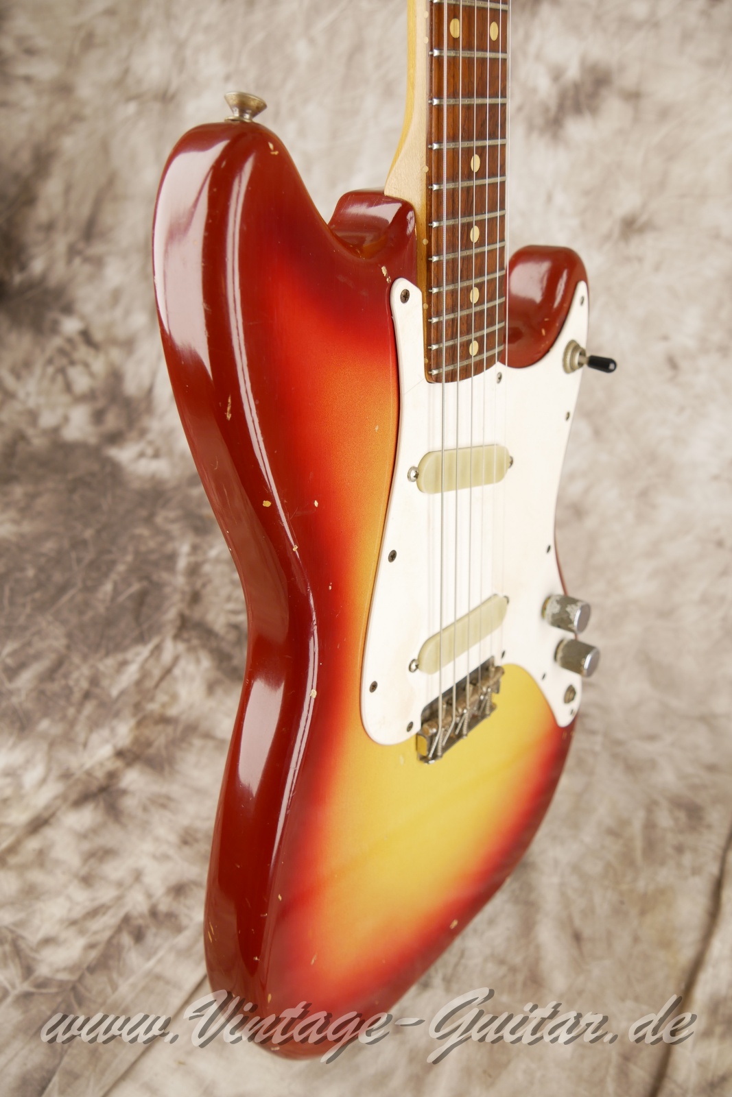 Fender_Duo_Sonic_sunburst_USA_1962-009.JPG