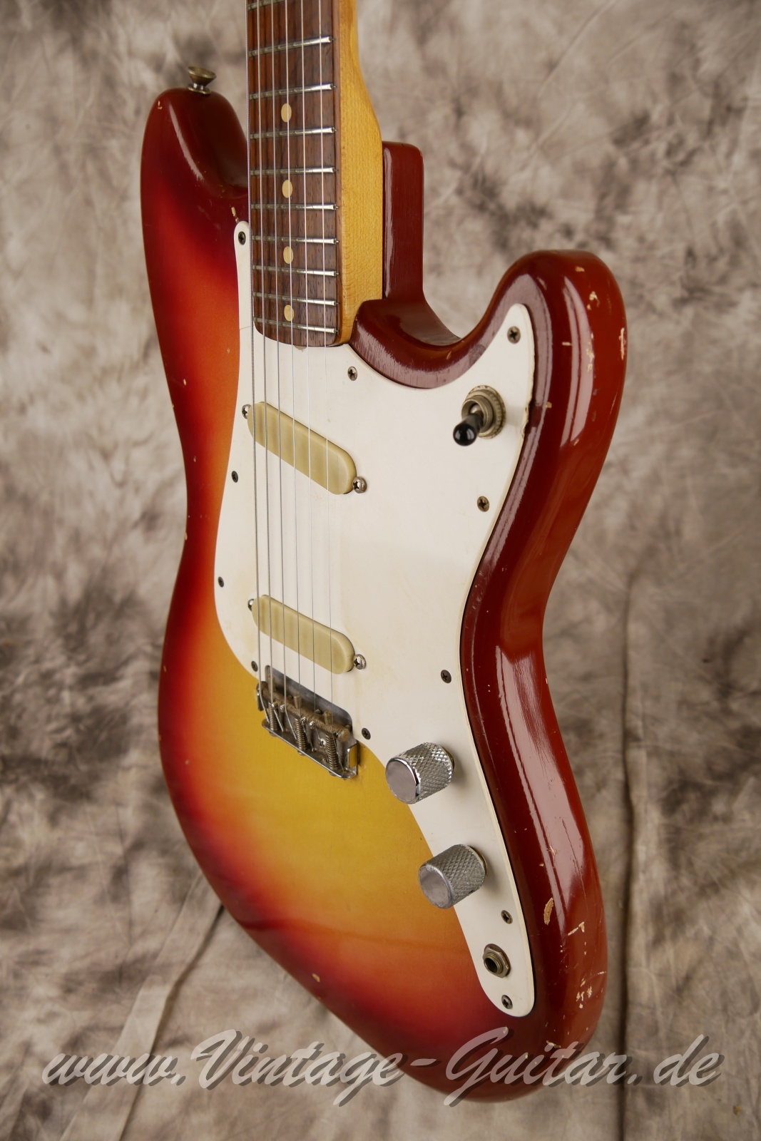 Fender_Duo_Sonic_sunburst_USA_1962-010.JPG