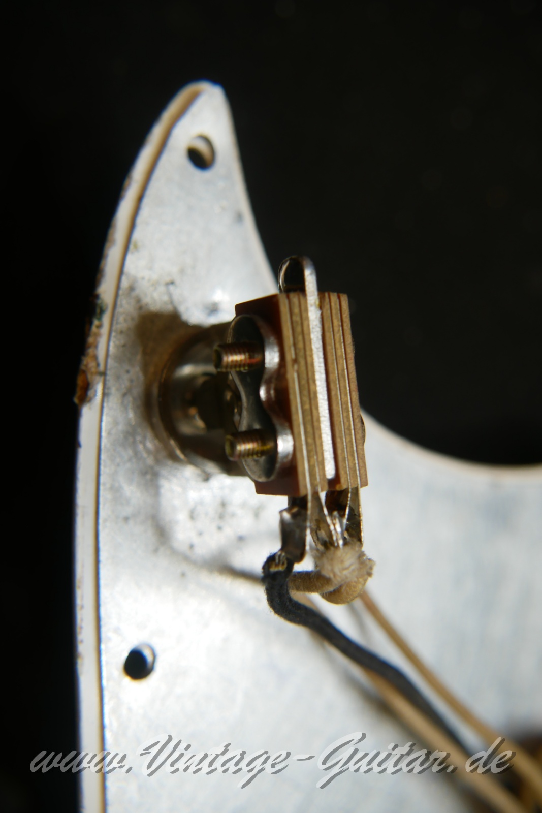 Fender_Duo_Sonic_sunburst_USA_1962-018.JPG