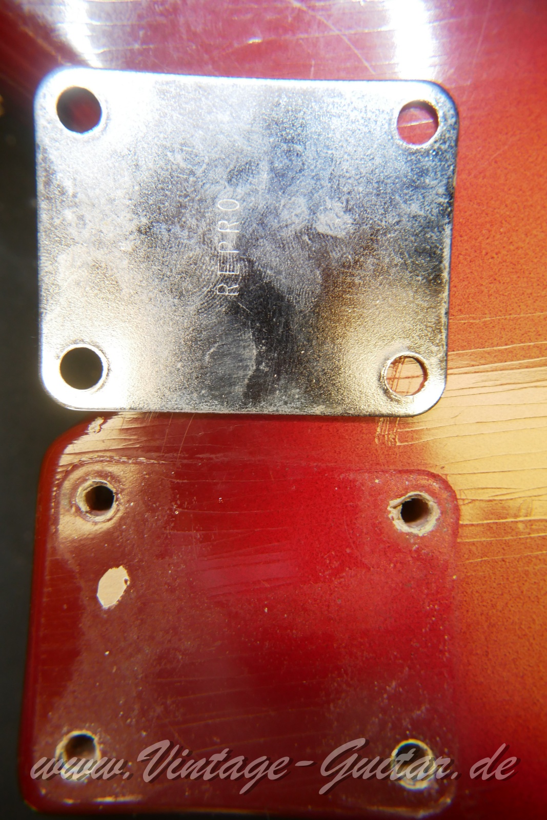 Fender_Duo_Sonic_sunburst_USA_1962-024.JPG