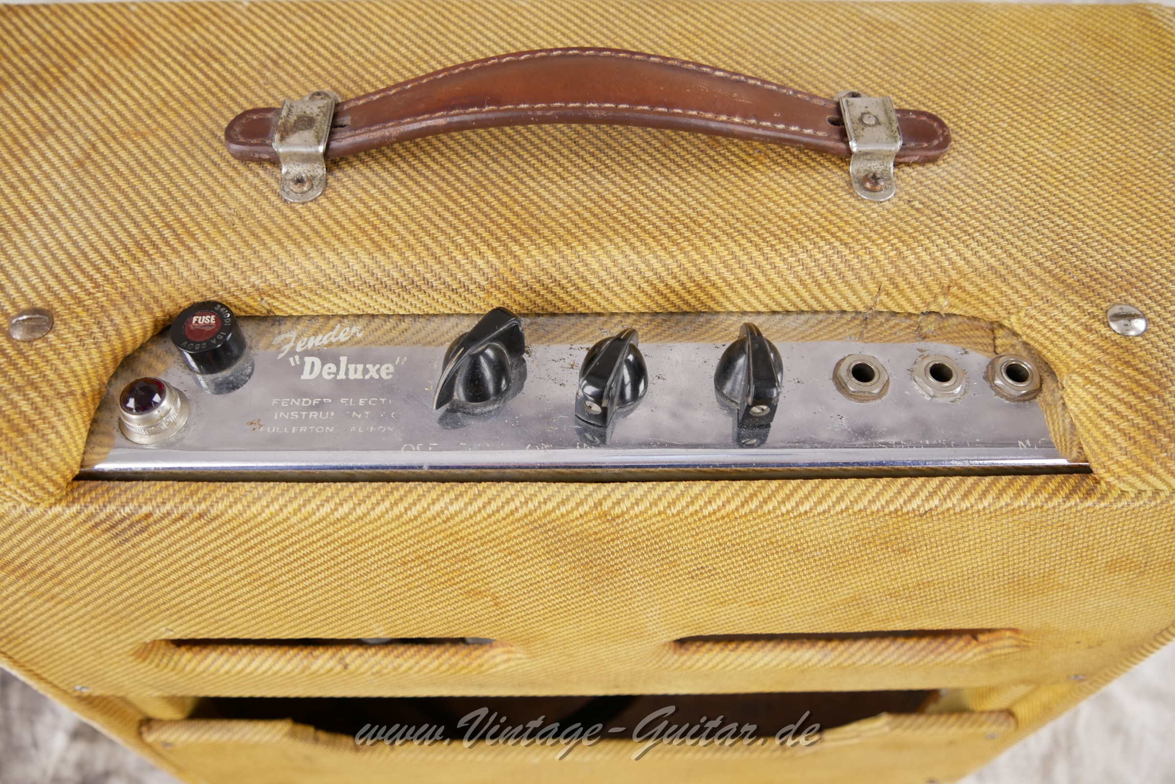 Fender_Deluxe_Amp_5B3_wide_panel_1952-005.JPG