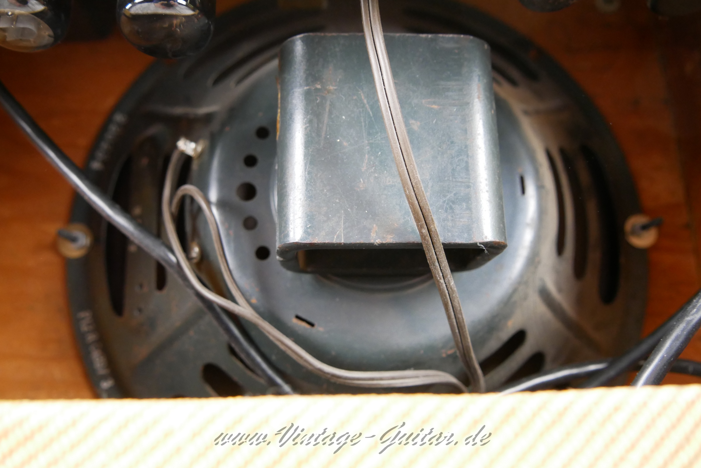 Fender_Deluxe_Amp_5B3_wide_panel_1952-007.JPG