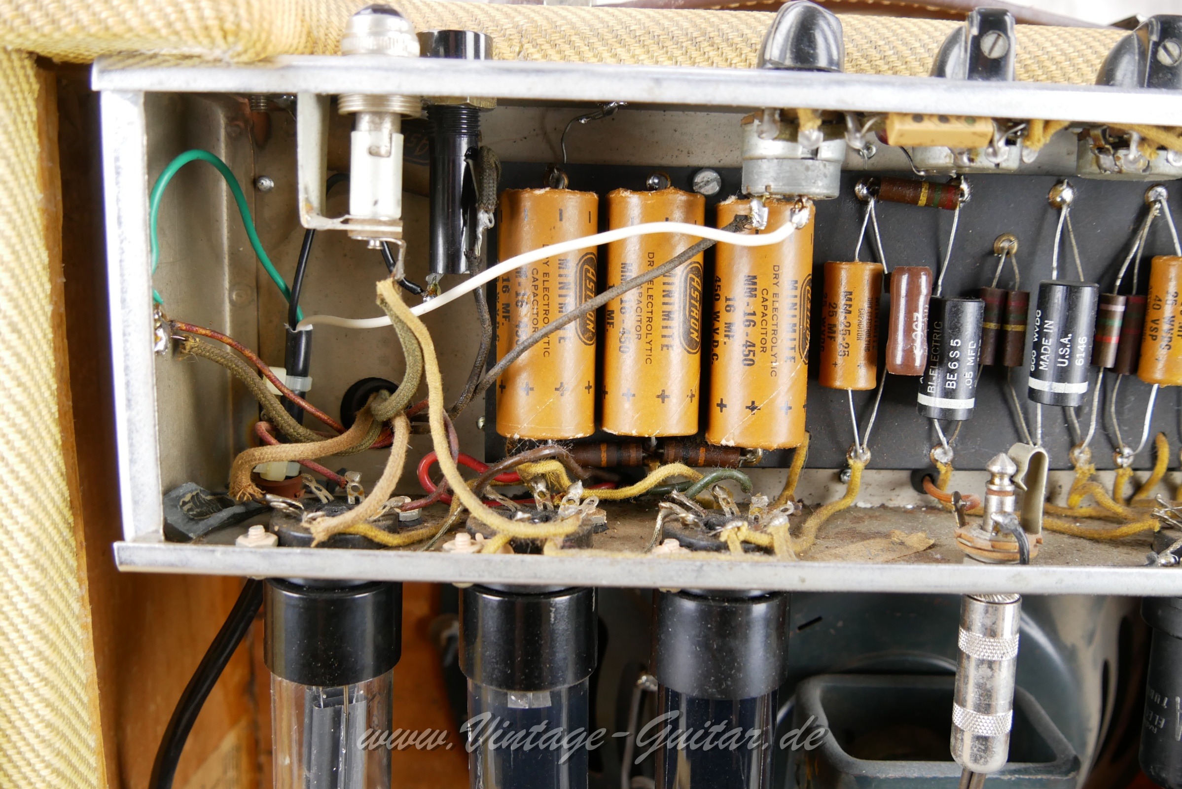 Fender_Deluxe_Amp_5B3_wide_panel_1952-009.JPG