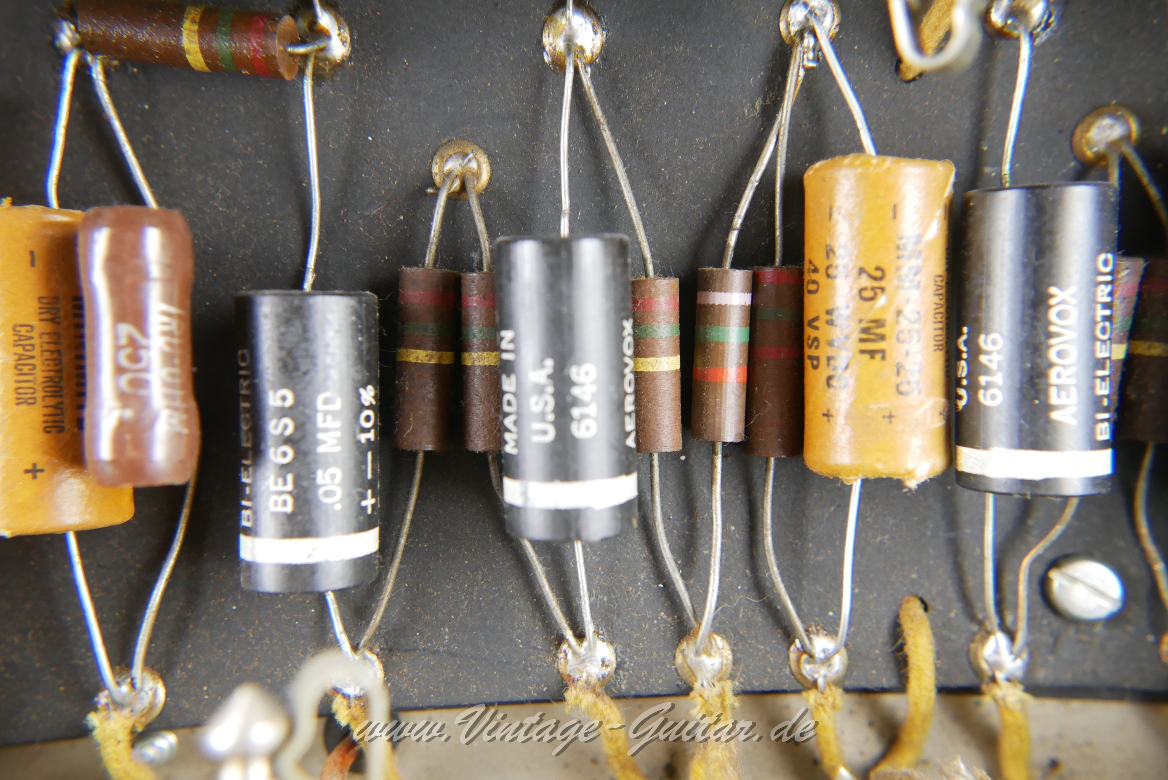 Fender_Deluxe_Amp_5B3_wide_panel_1952-013.JPG