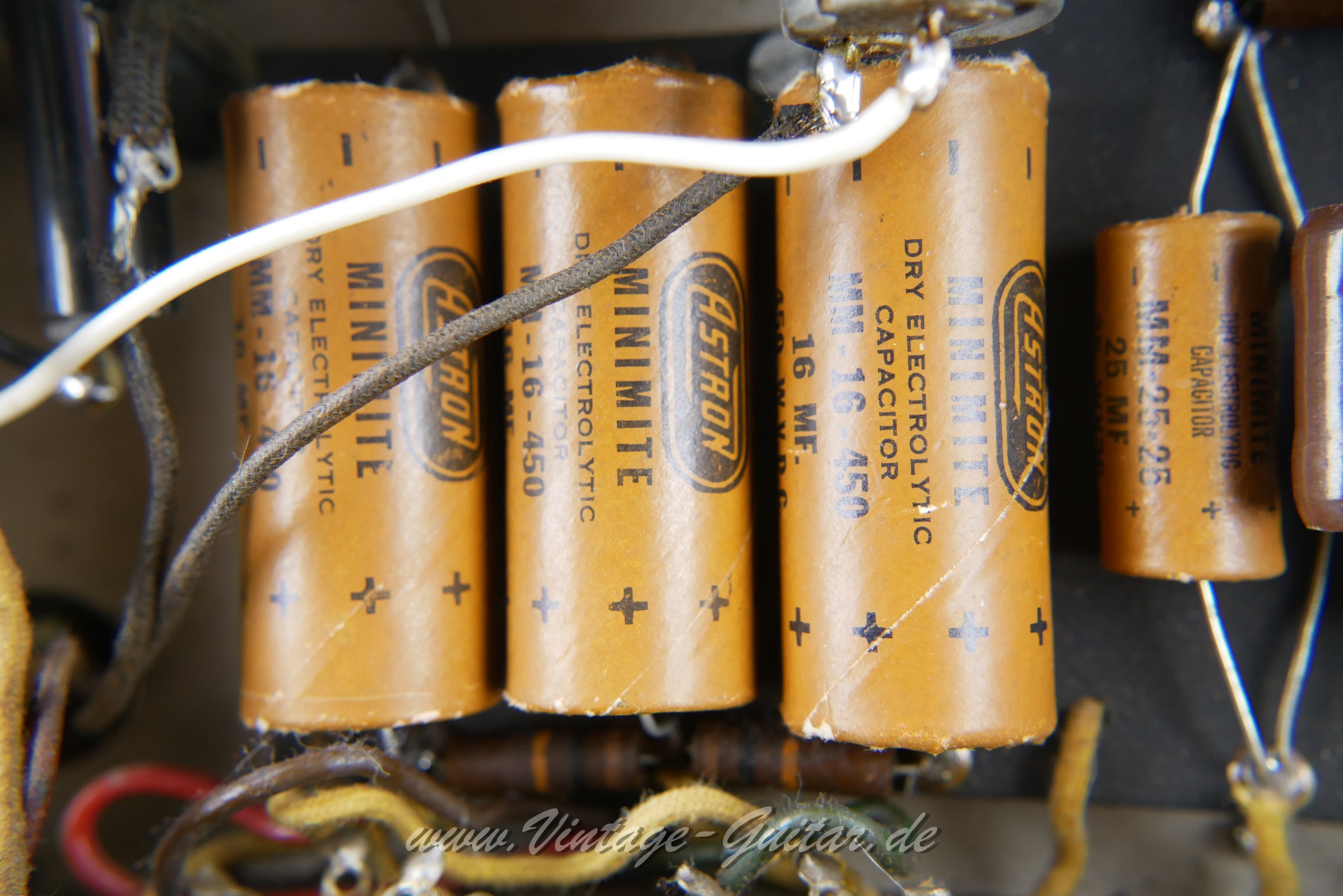 Fender_Deluxe_Amp_5B3_wide_panel_1952-014.JPG