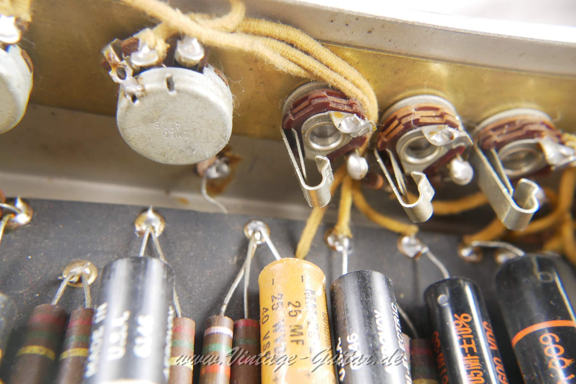 Fender_Deluxe_Amp_5B3_wide_panel_1952-016.JPG