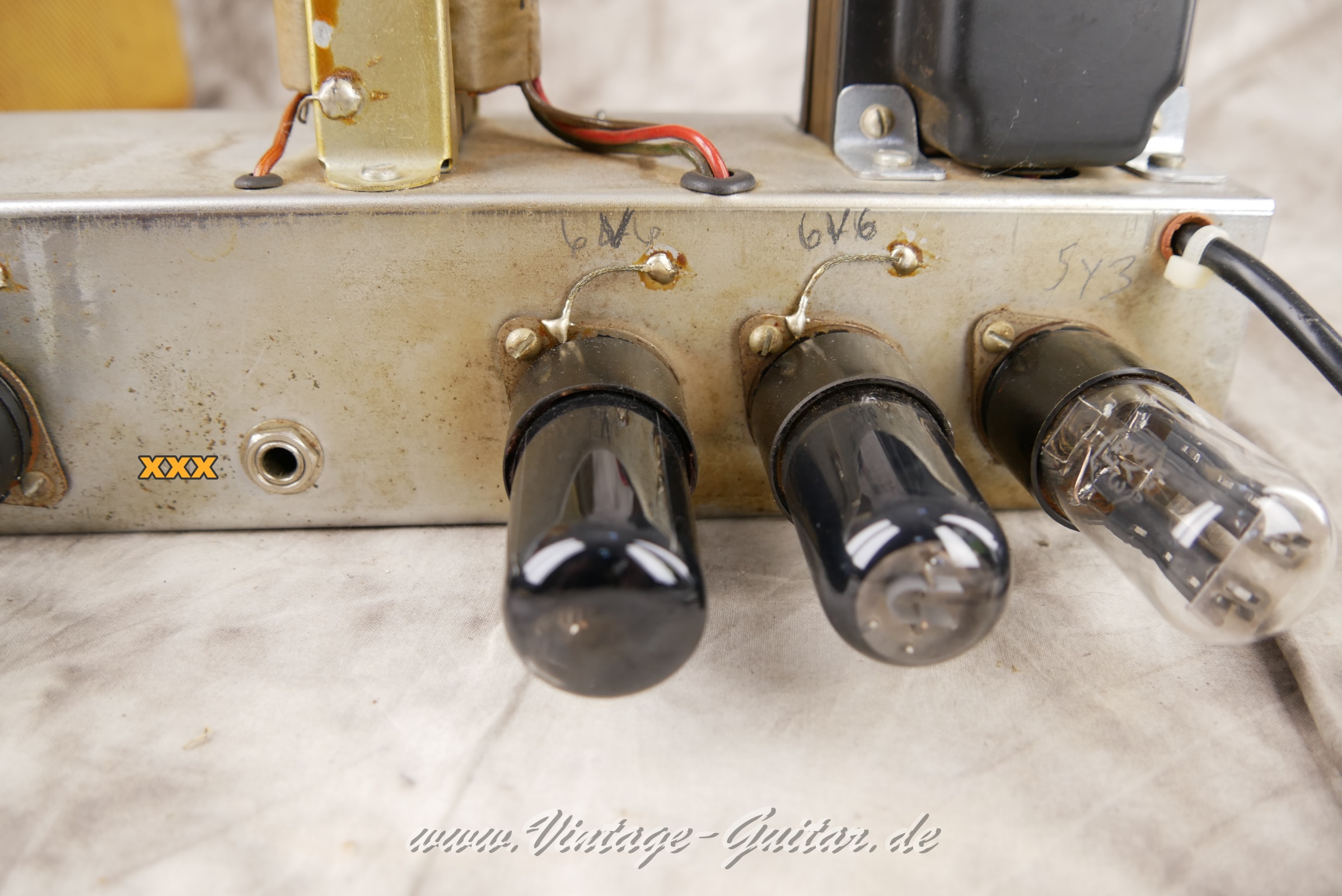 Fender_Deluxe_Amp_5B3_wide_panel_1952-018.JPG