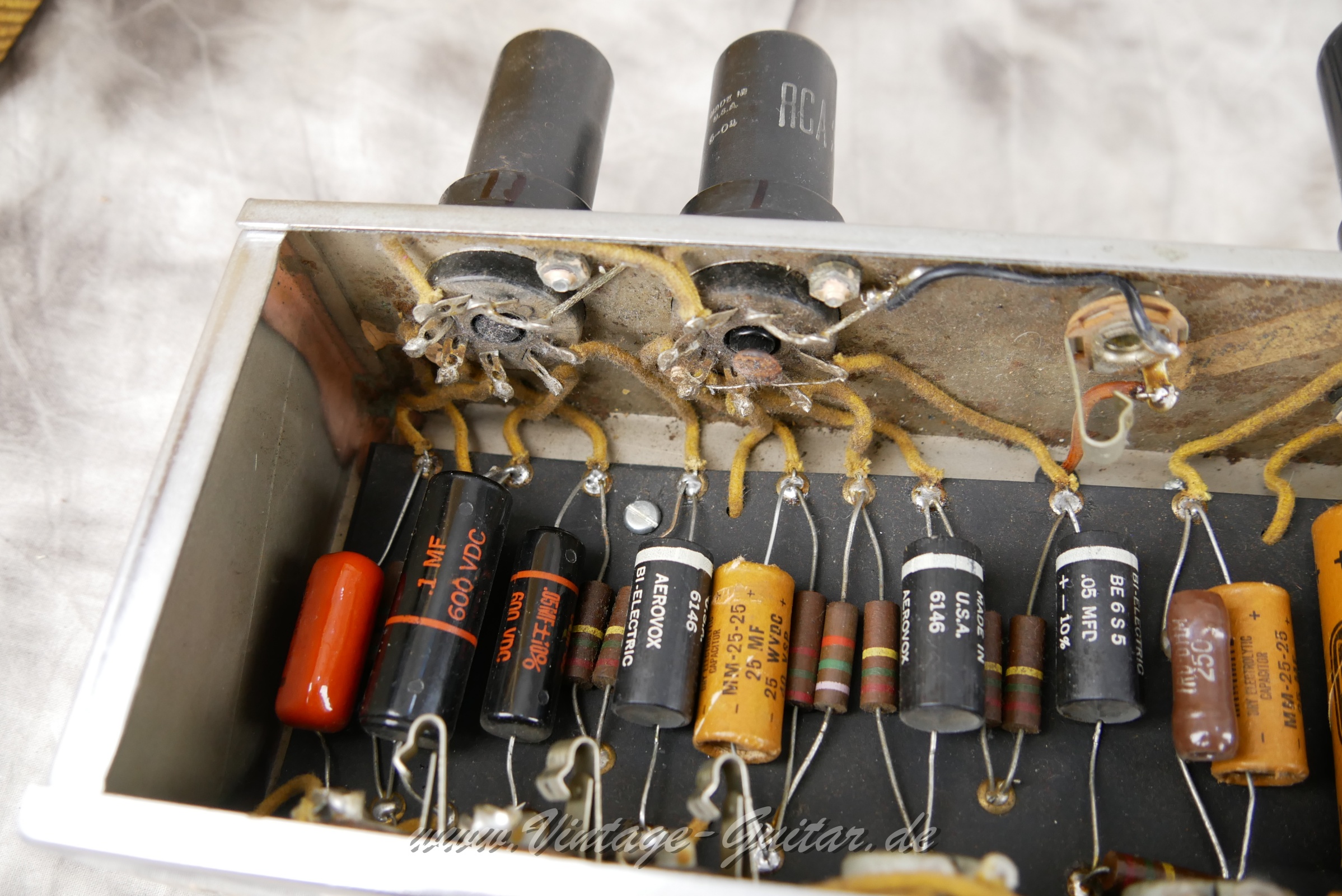 Fender_Deluxe_Amp_5B3_wide_panel_1952-021.JPG