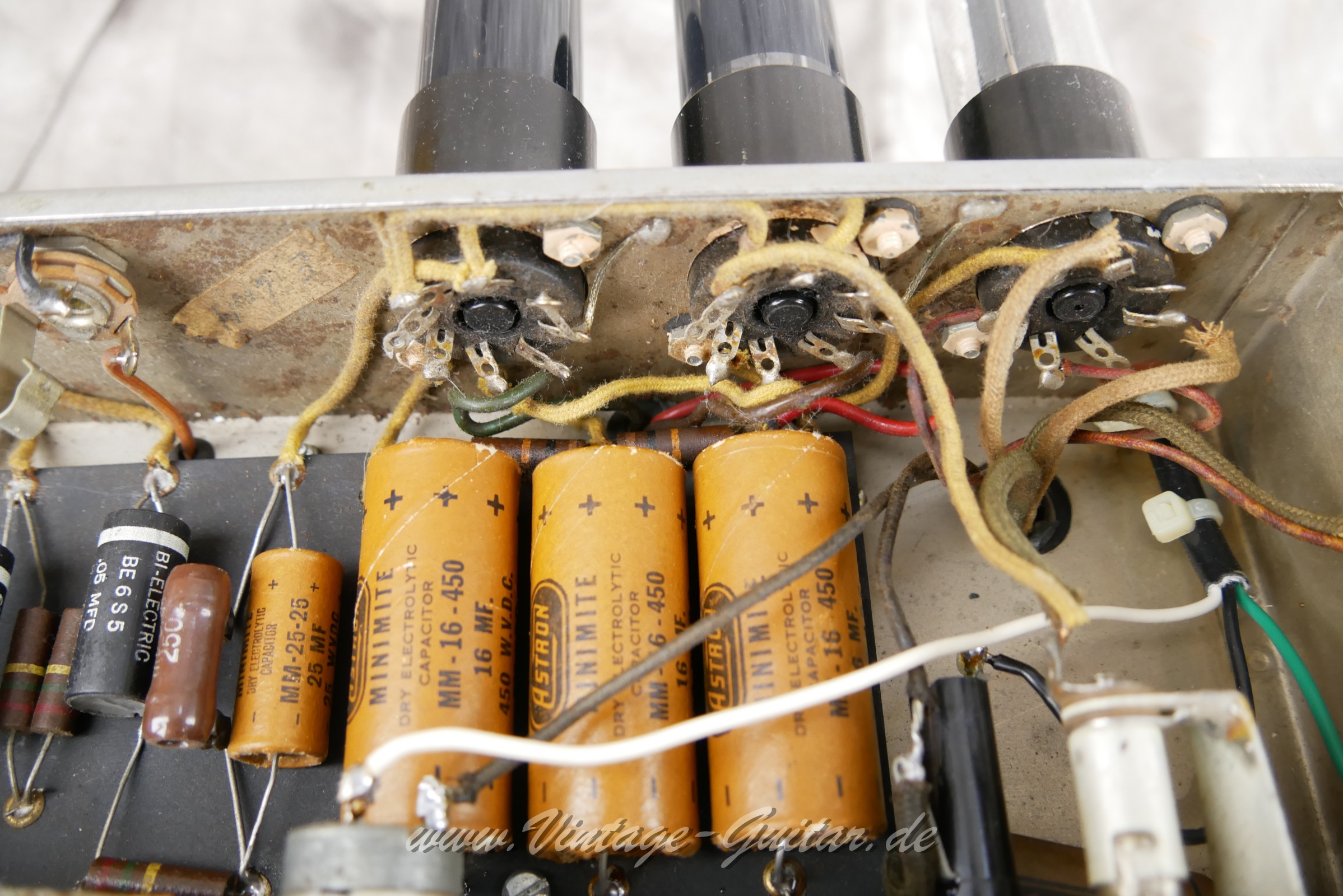 Fender_Deluxe_Amp_5B3_wide_panel_1952-022.JPG