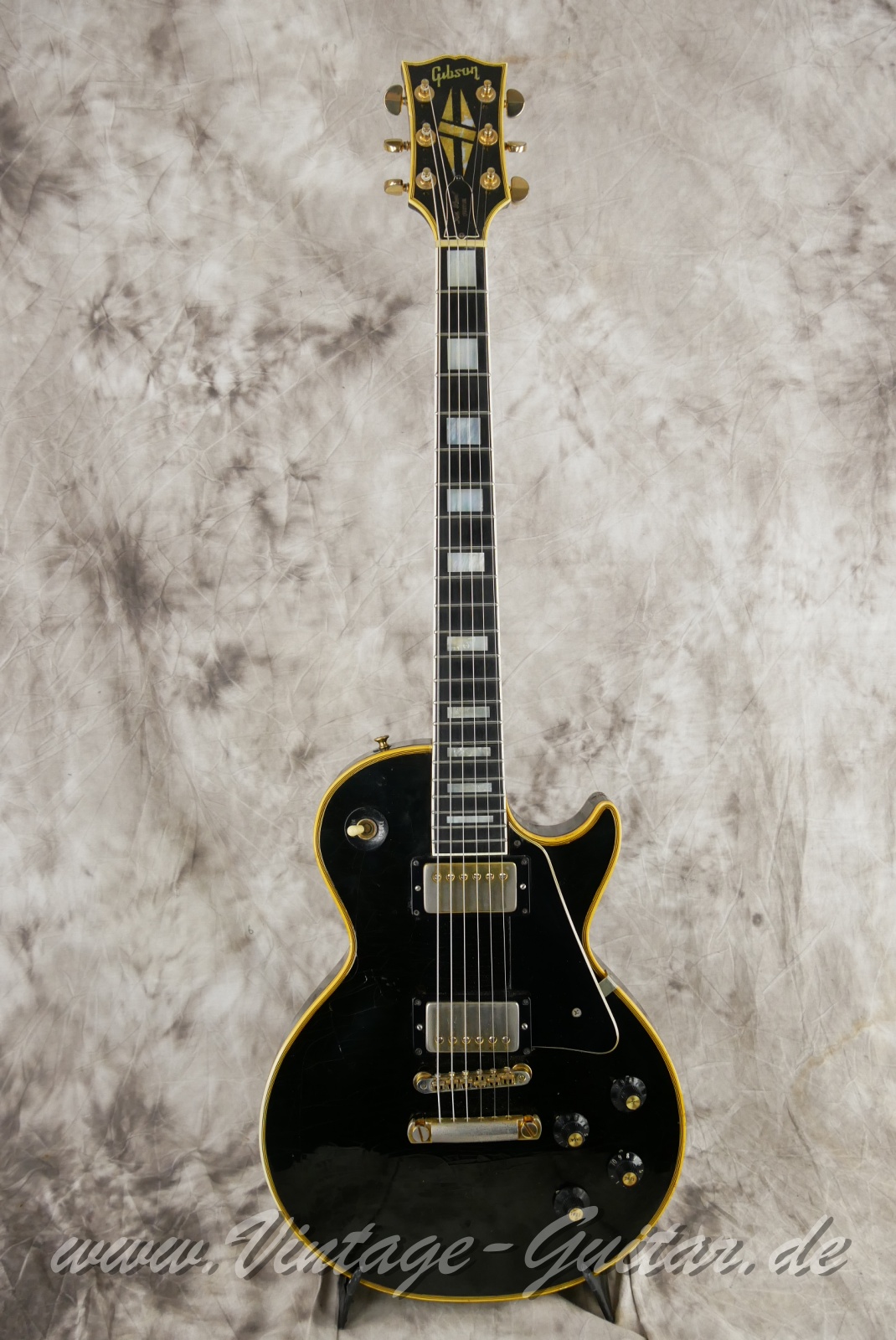 Gibson_Les_Paul_Custom_one_piece_body_USA_black_1969-001.JPG