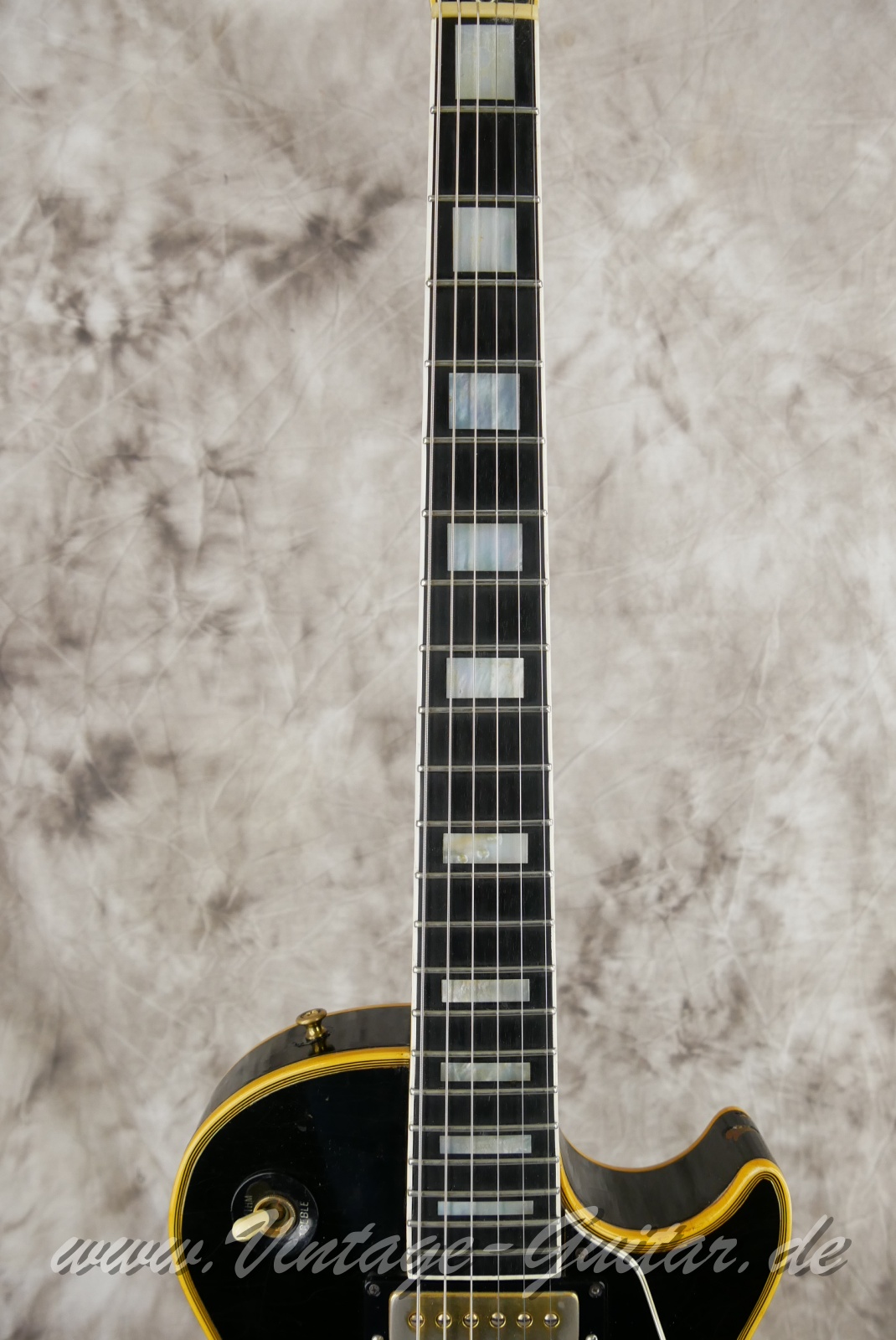 Gibson_Les_Paul_Custom_one_piece_body_USA_black_1969-005.JPG