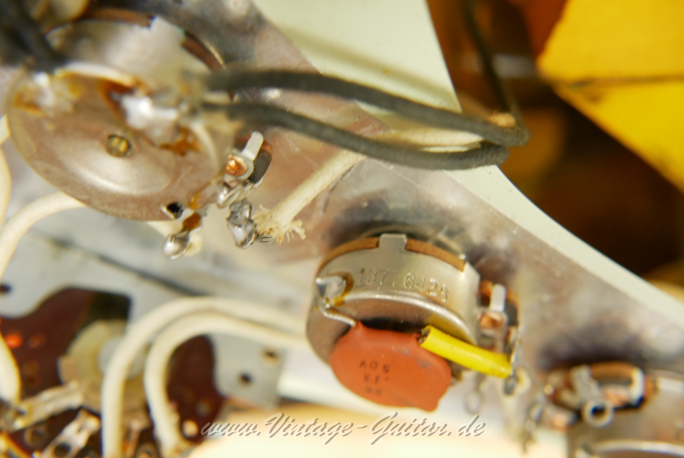 Fender-Stratocaster-1964-sunburst-042.JPG
