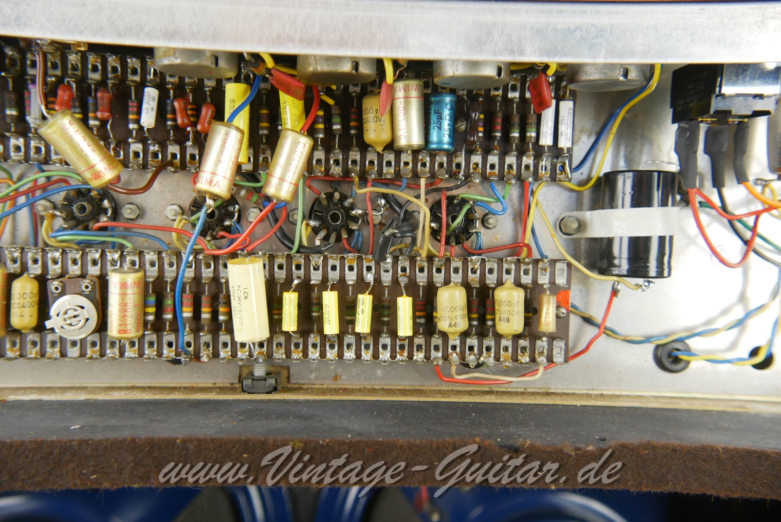 Vox_AC_30_Treble_copper_panel_blue_bulldog_GB_1964-015.JPG