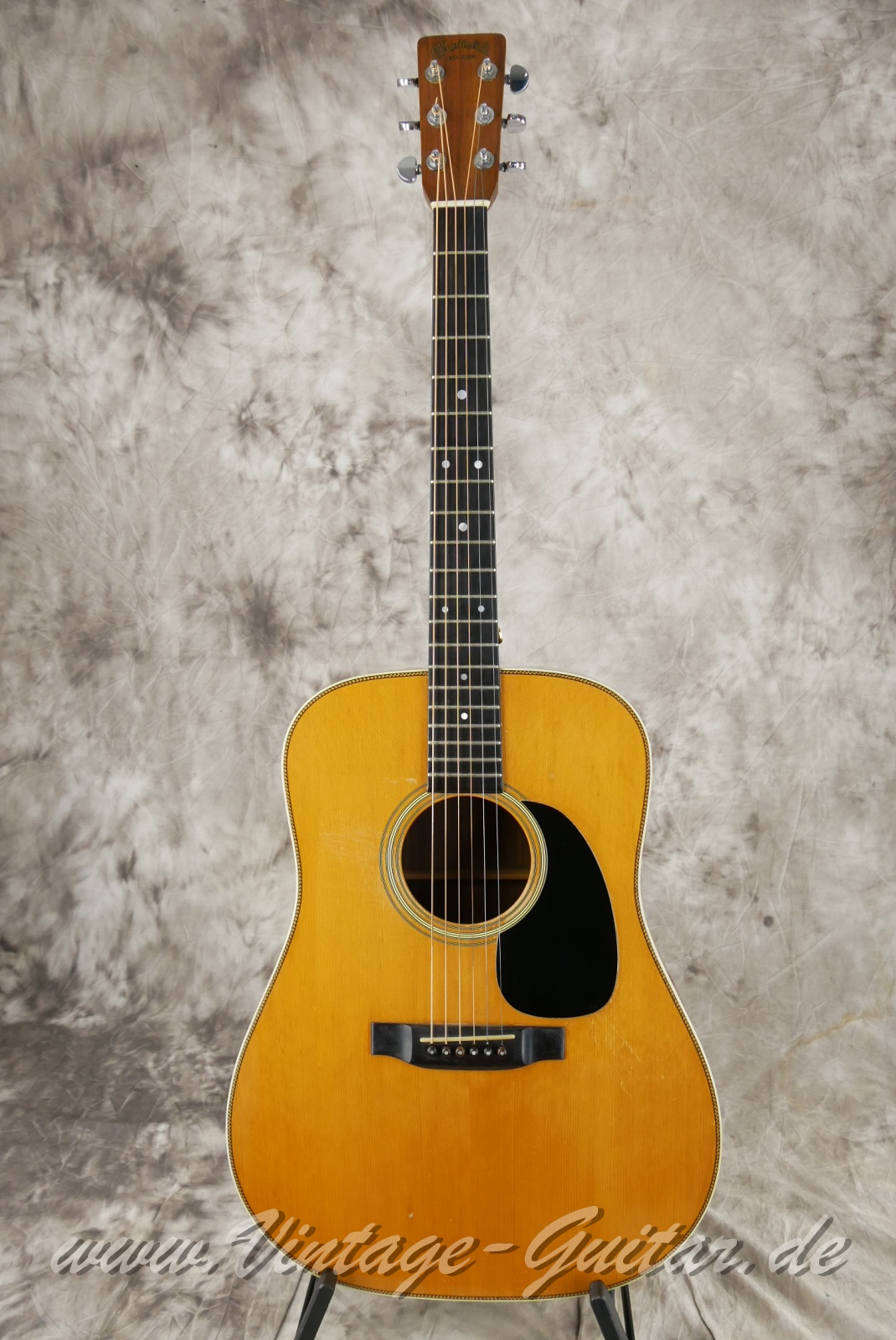 Martin_HD_28_natural_USA_1977-001.JPG