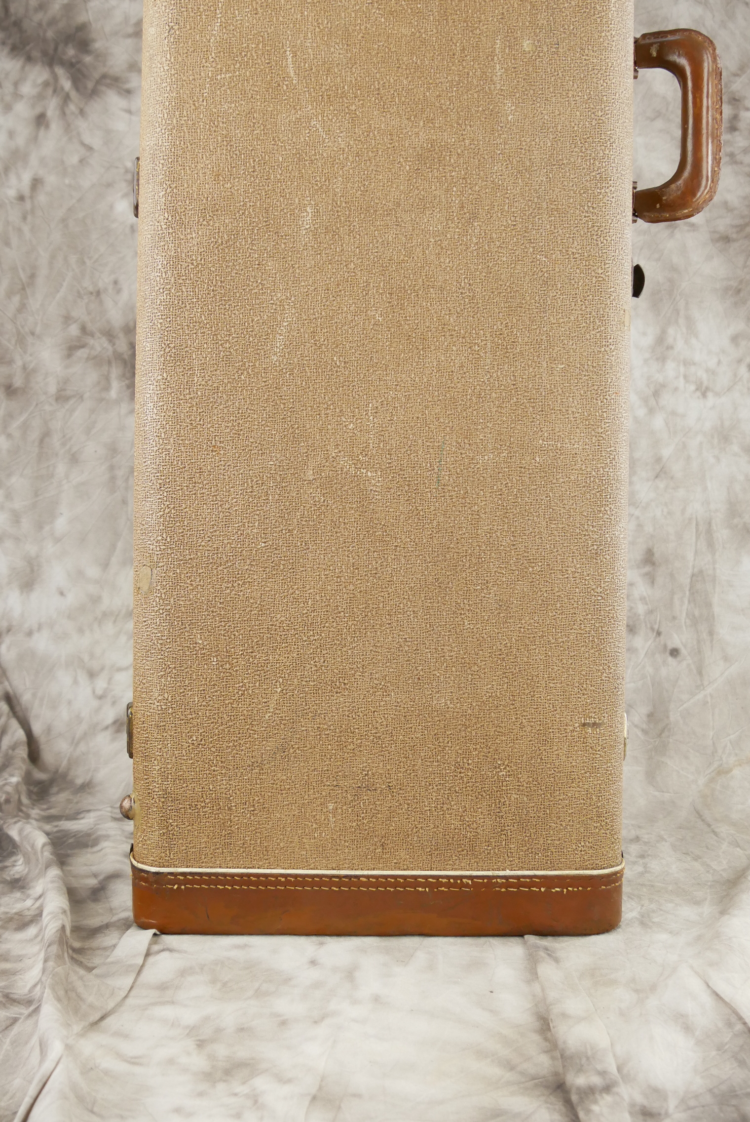 img/vintage/6450/Fender_1962_Brown_Case_Strat_Tele005.jpg