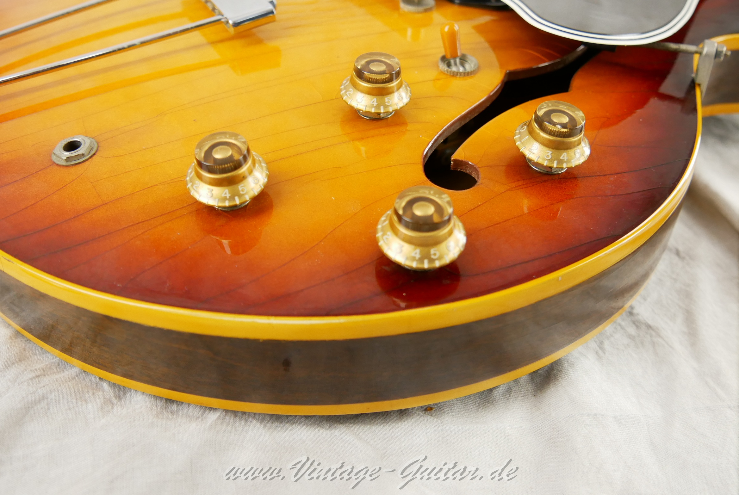 Gibson_es330td_cherryburst_usa_1959-022.jpg