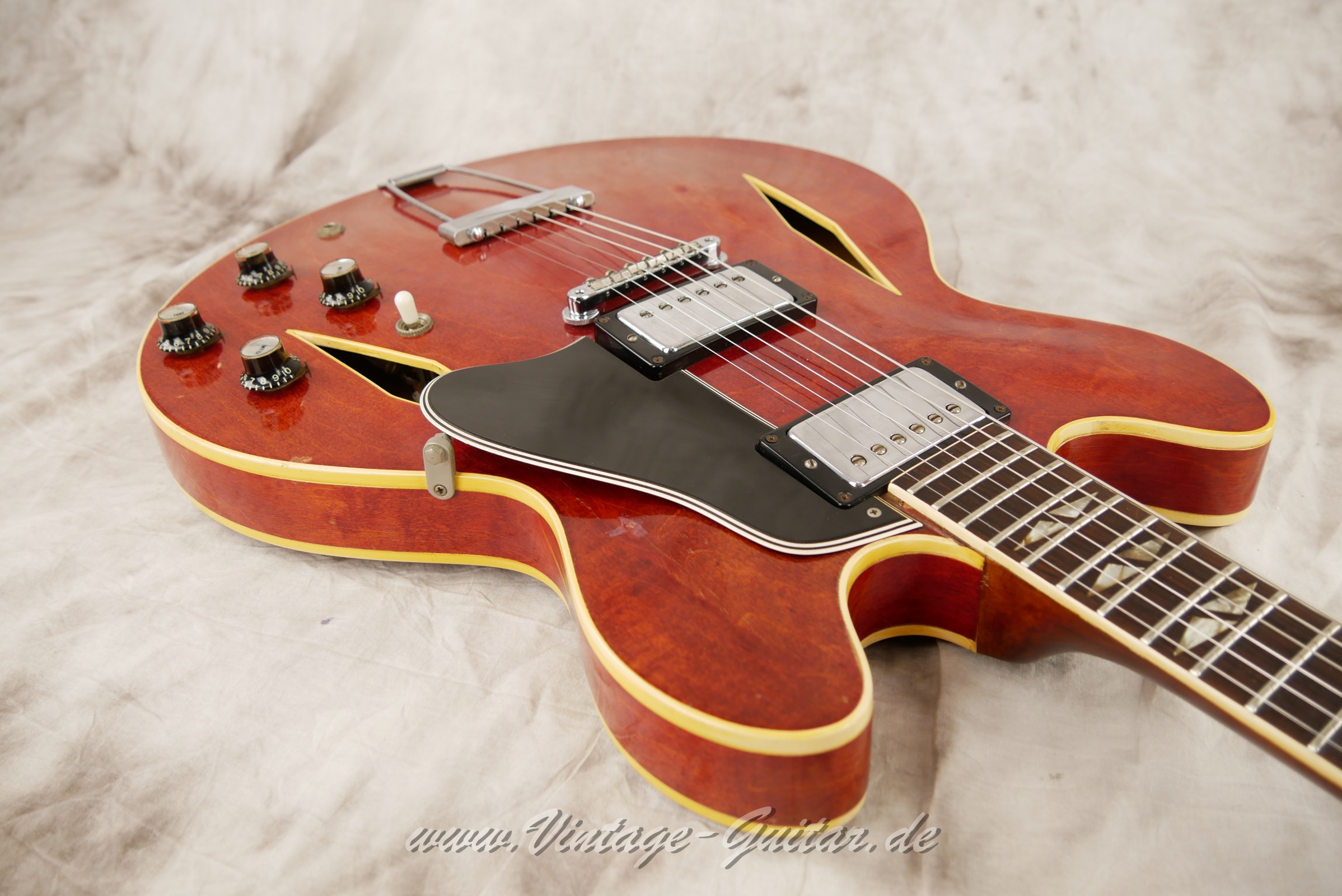 Gibson_Trini_Lopez_cherry_1965-013.JPG