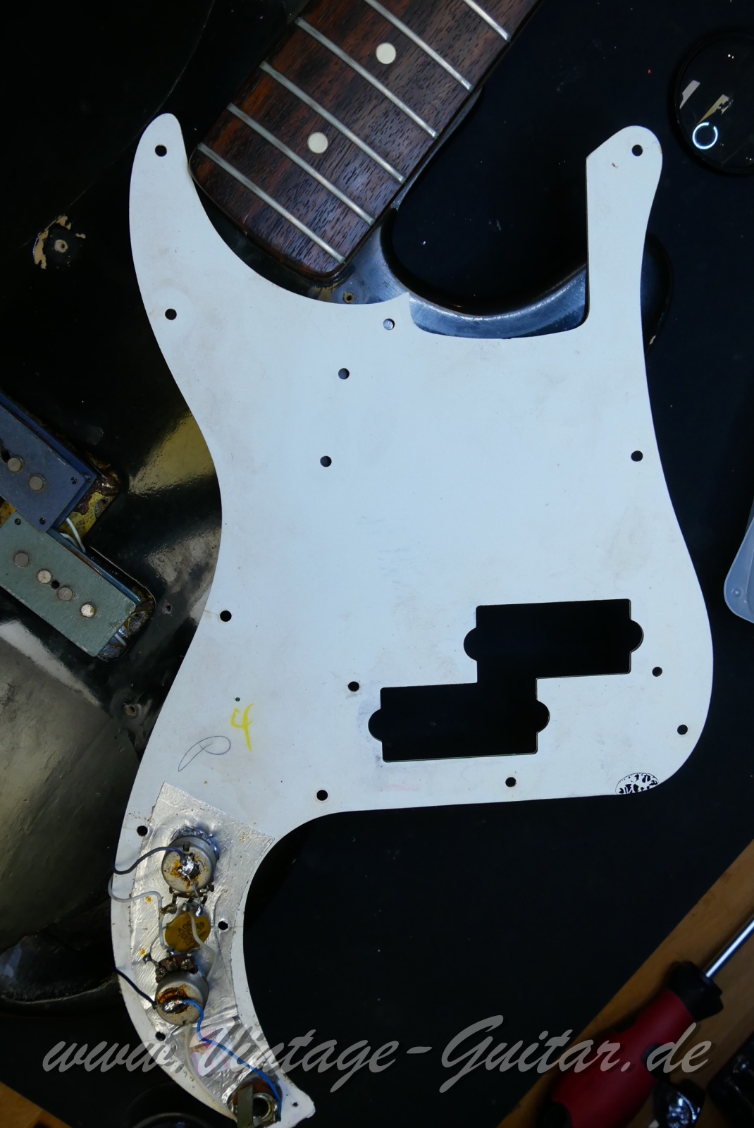 Fender_Precision_1971_Black_USA021.JPG