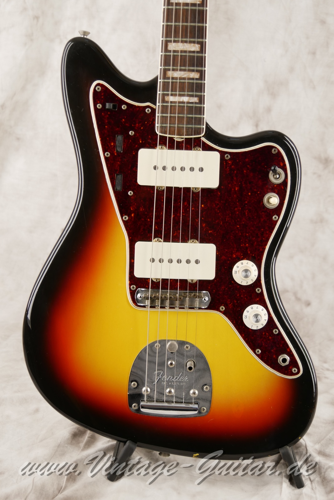 Fender_Jazzmaster_block_inlays_sunburst_USA_1966-007.JPG