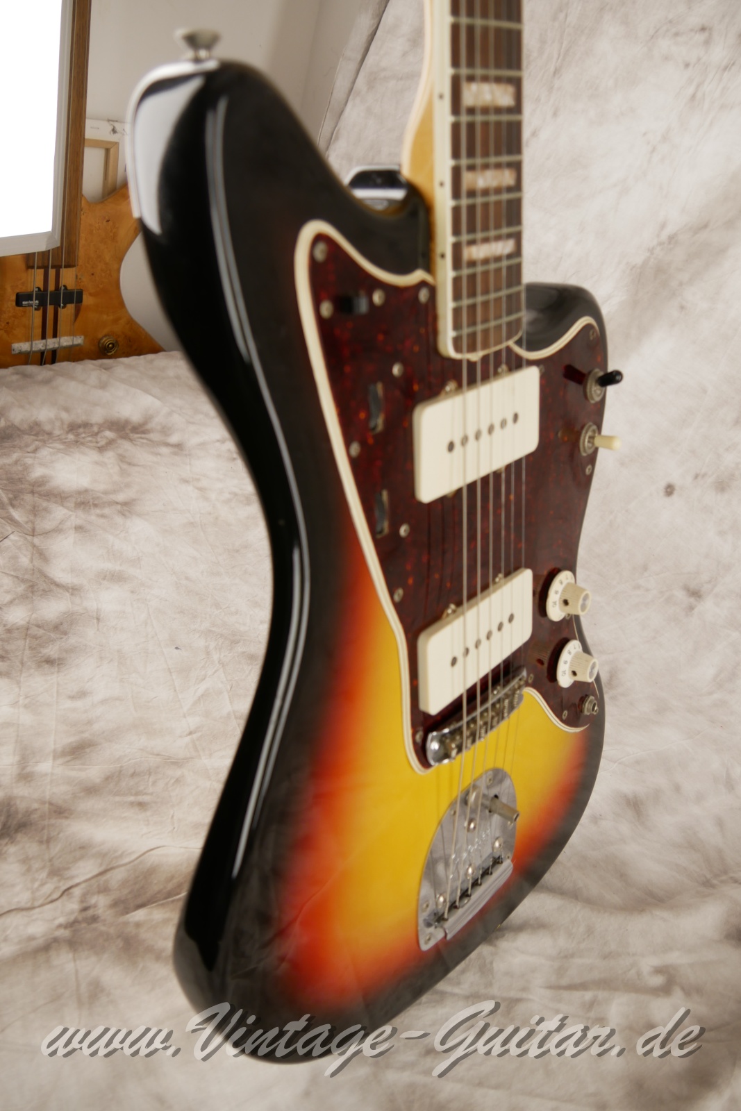 Fender_Jazzmaster_block_inlays_sunburst_USA_1966-009.JPG
