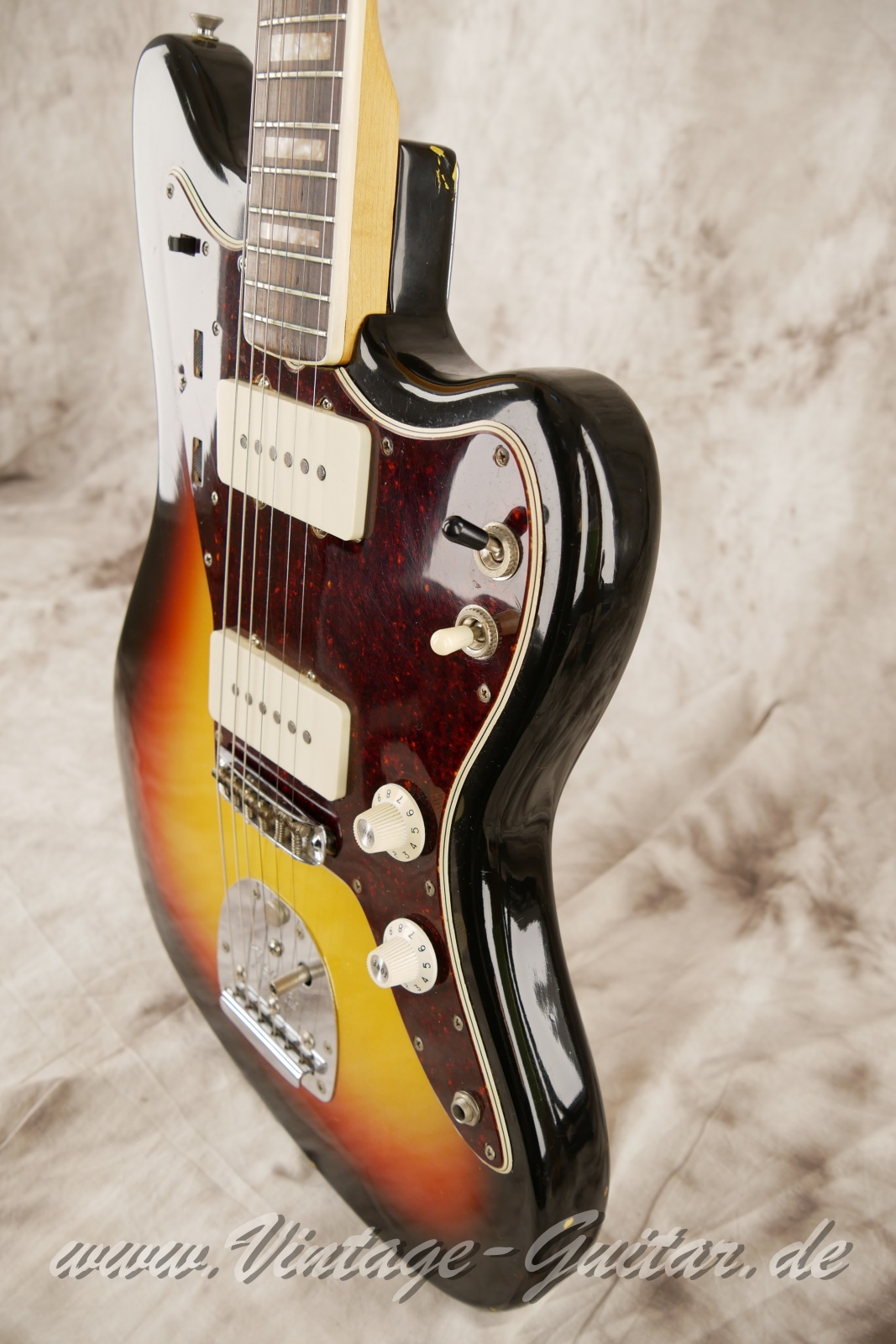 Fender_Jazzmaster_block_inlays_sunburst_USA_1966-010.JPG