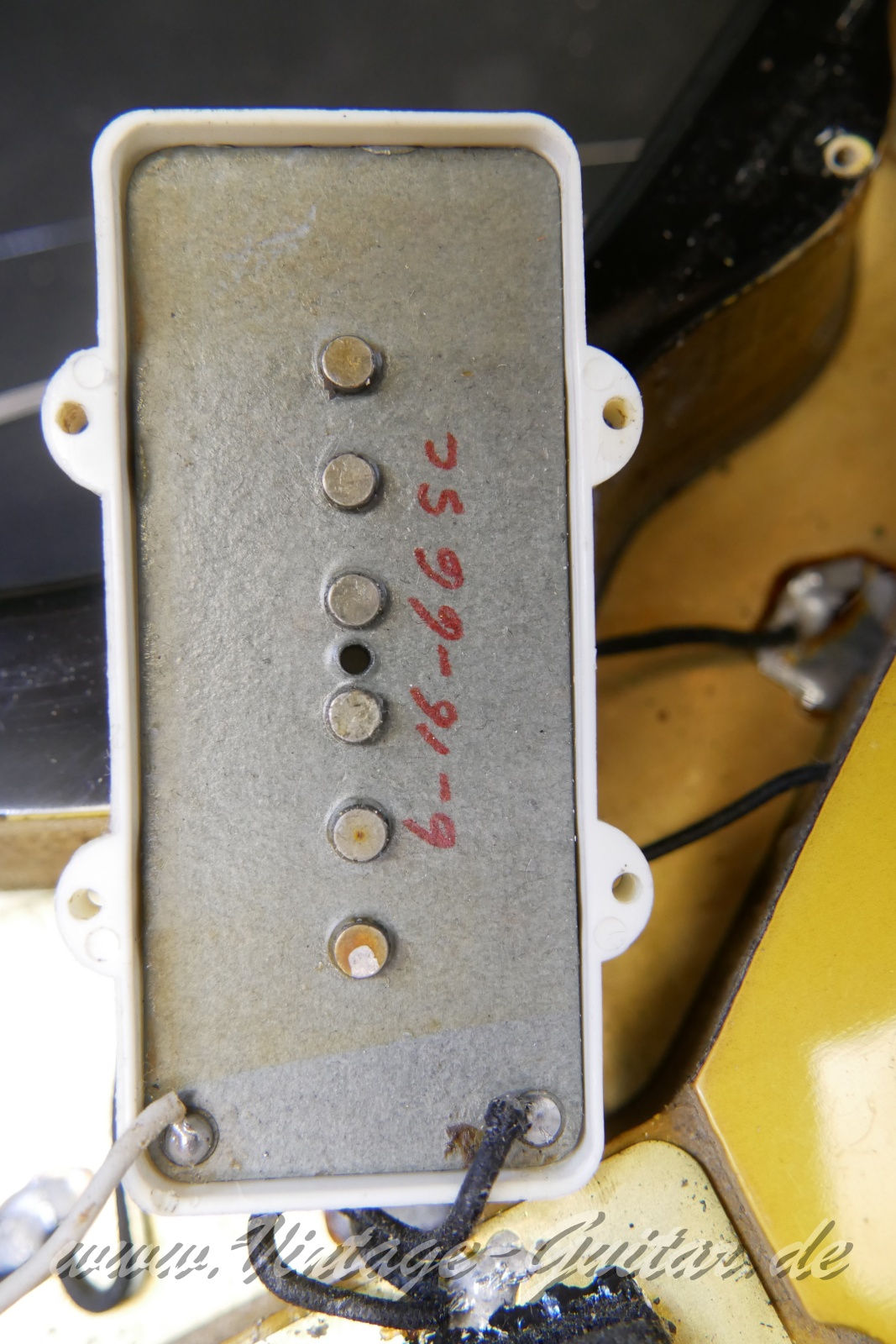 Fender_Jazzmaster_block_inlays_sunburst_USA_1966-016.JPG