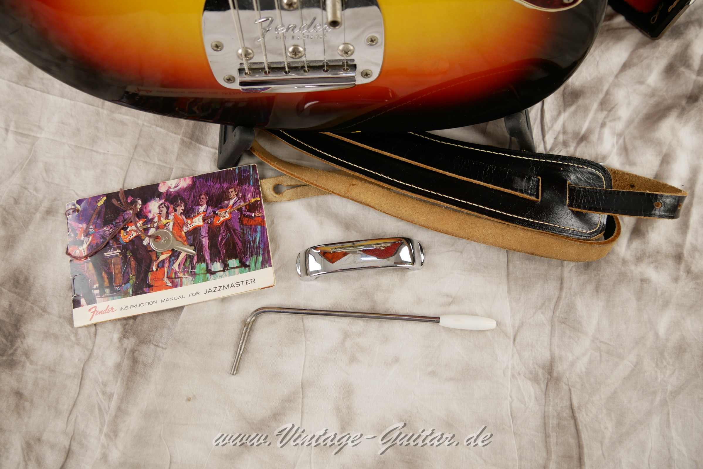 Fender_Jazzmaster_block_inlays_sunburst_USA_1966-022.JPG
