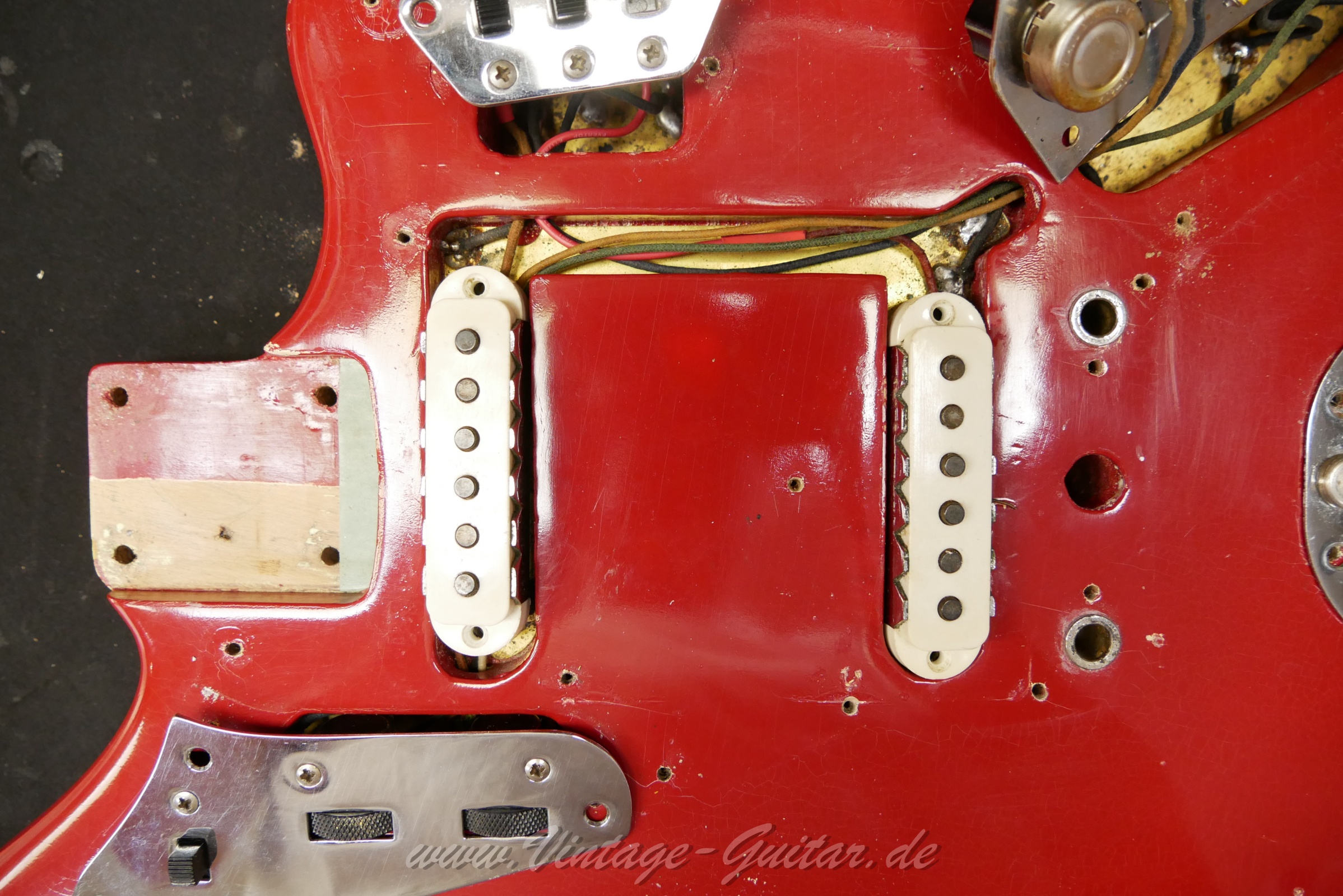 Fender_Jaguar_Dakota_red_1964_usa-027.jpg