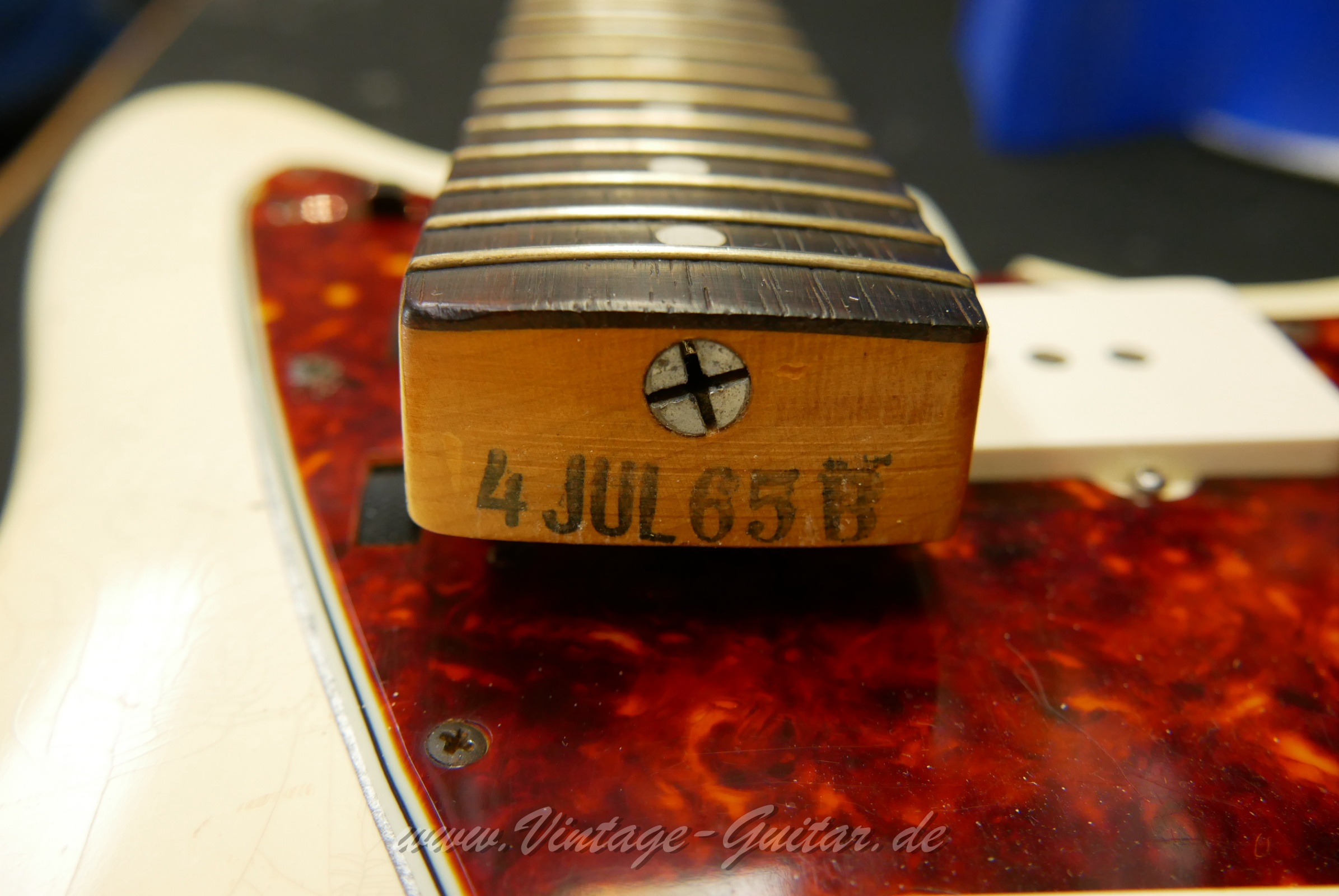 Fender-Jazzmaster-1965-olympic-white-inside-001.JPG