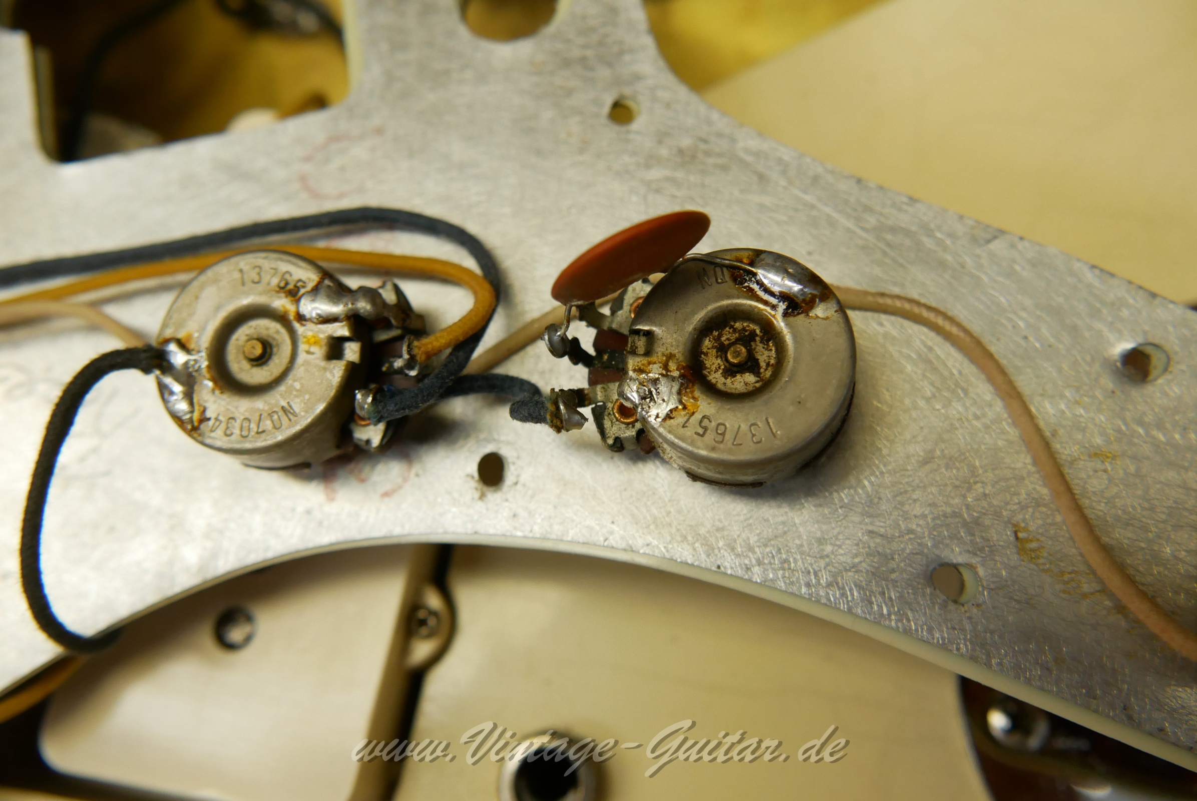 Fender-Jazzmaster-1965-olympic-white-inside-006.JPG