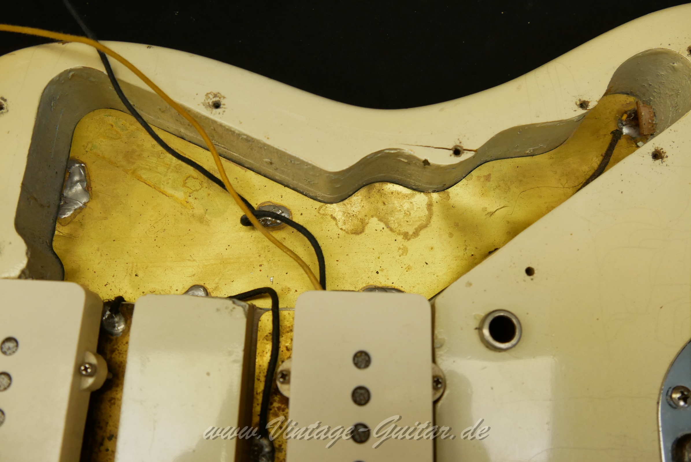 Fender-Jazzmaster-1965-olympic-white-inside-008.JPG