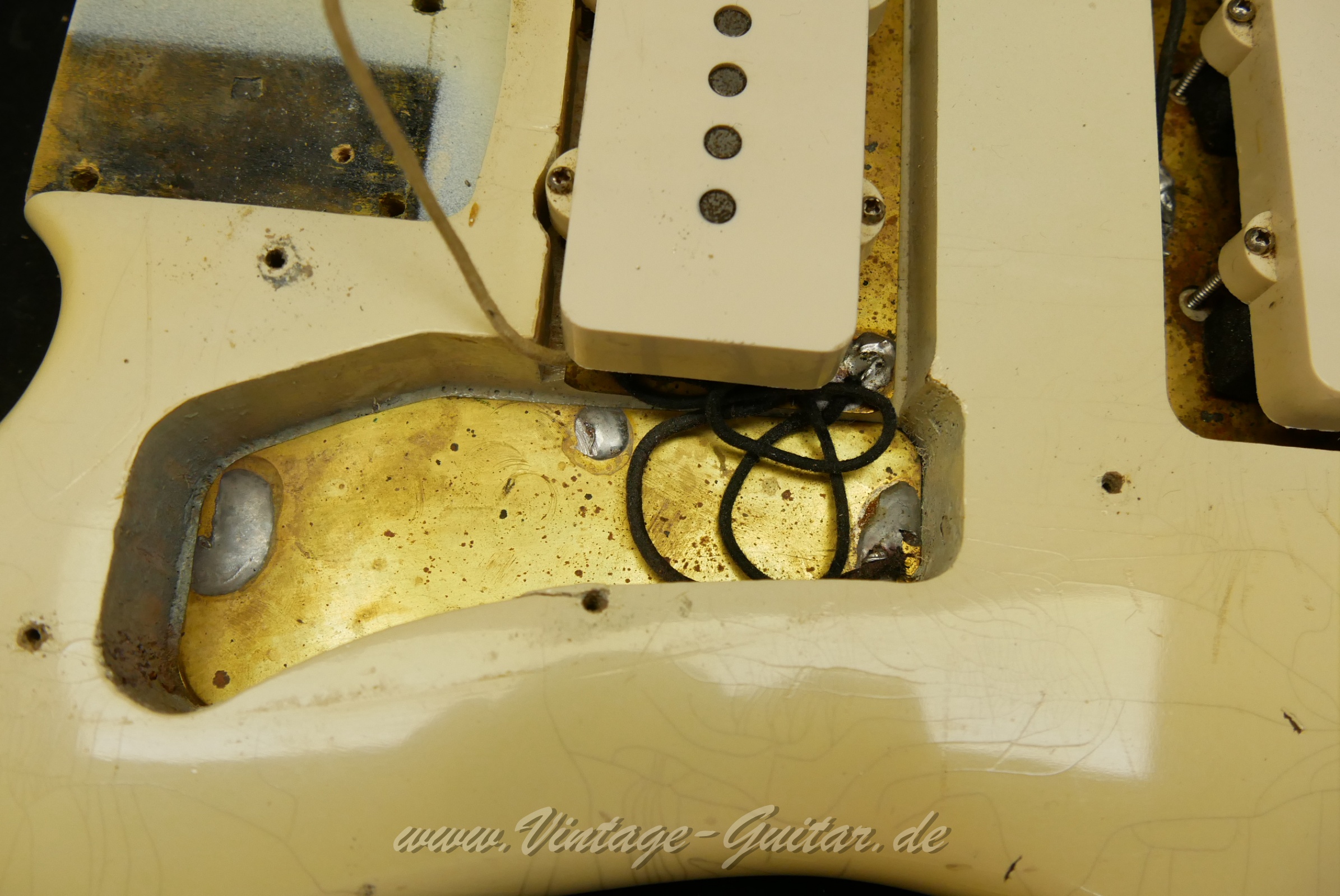 Fender-Jazzmaster-1965-olympic-white-inside-009.JPG