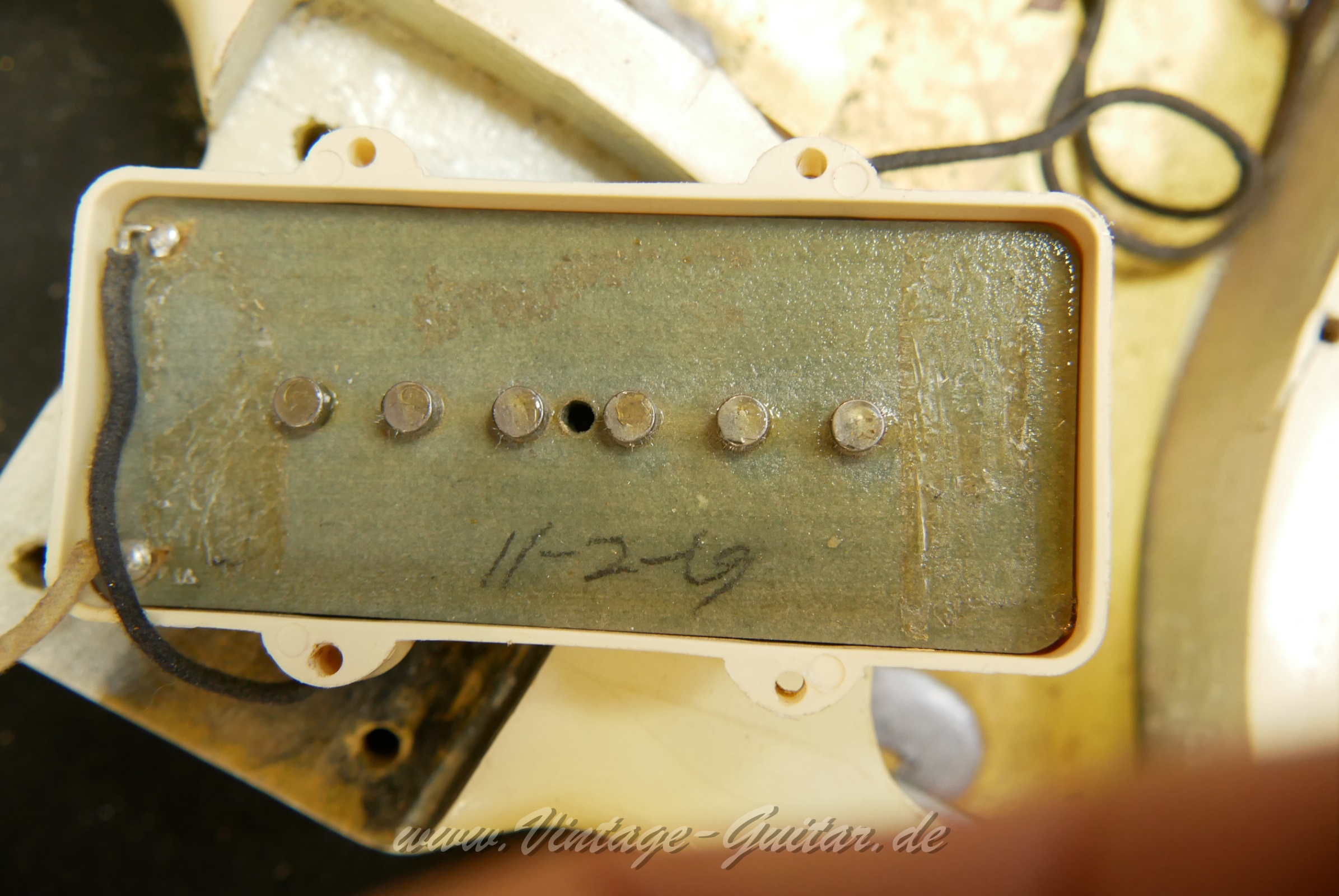 Fender-Jazzmaster-1965-olympic-white-inside-011.JPG
