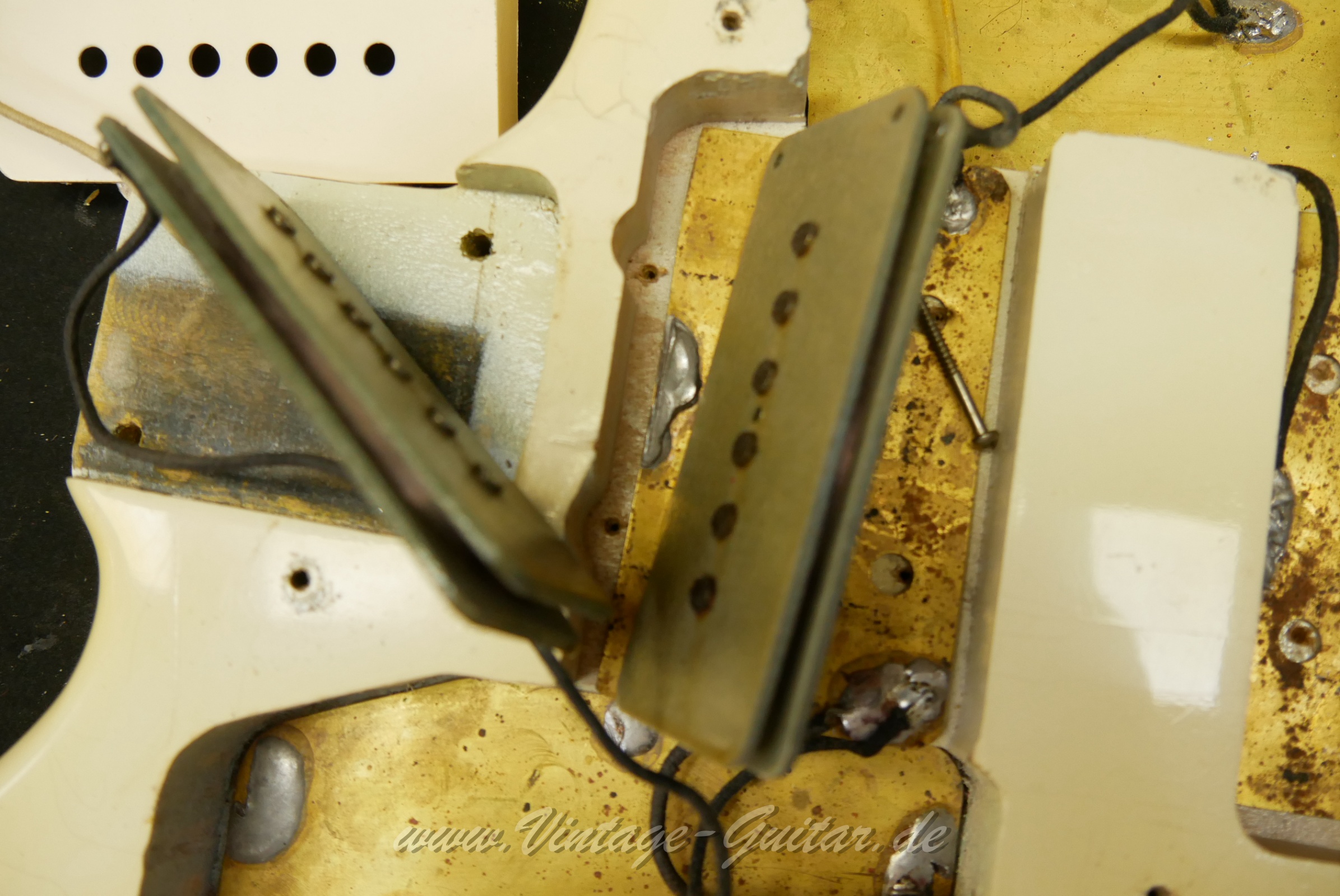 Fender-Jazzmaster-1965-olympic-white-inside-012.JPG