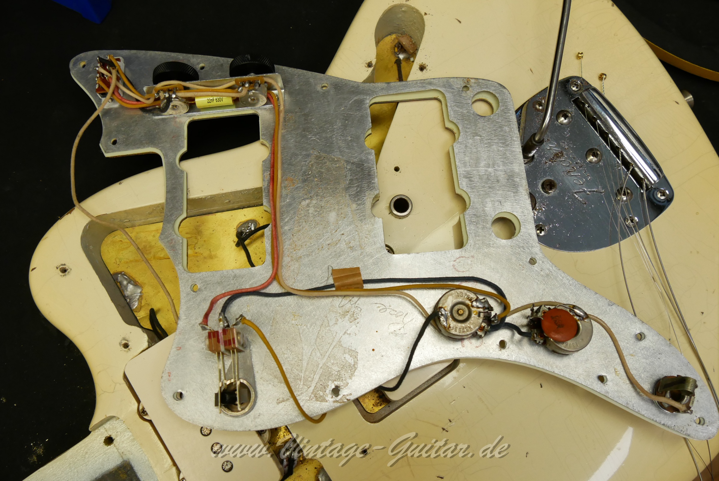 Fender-Jazzmaster-1965-olympic-white-inside-013.JPG