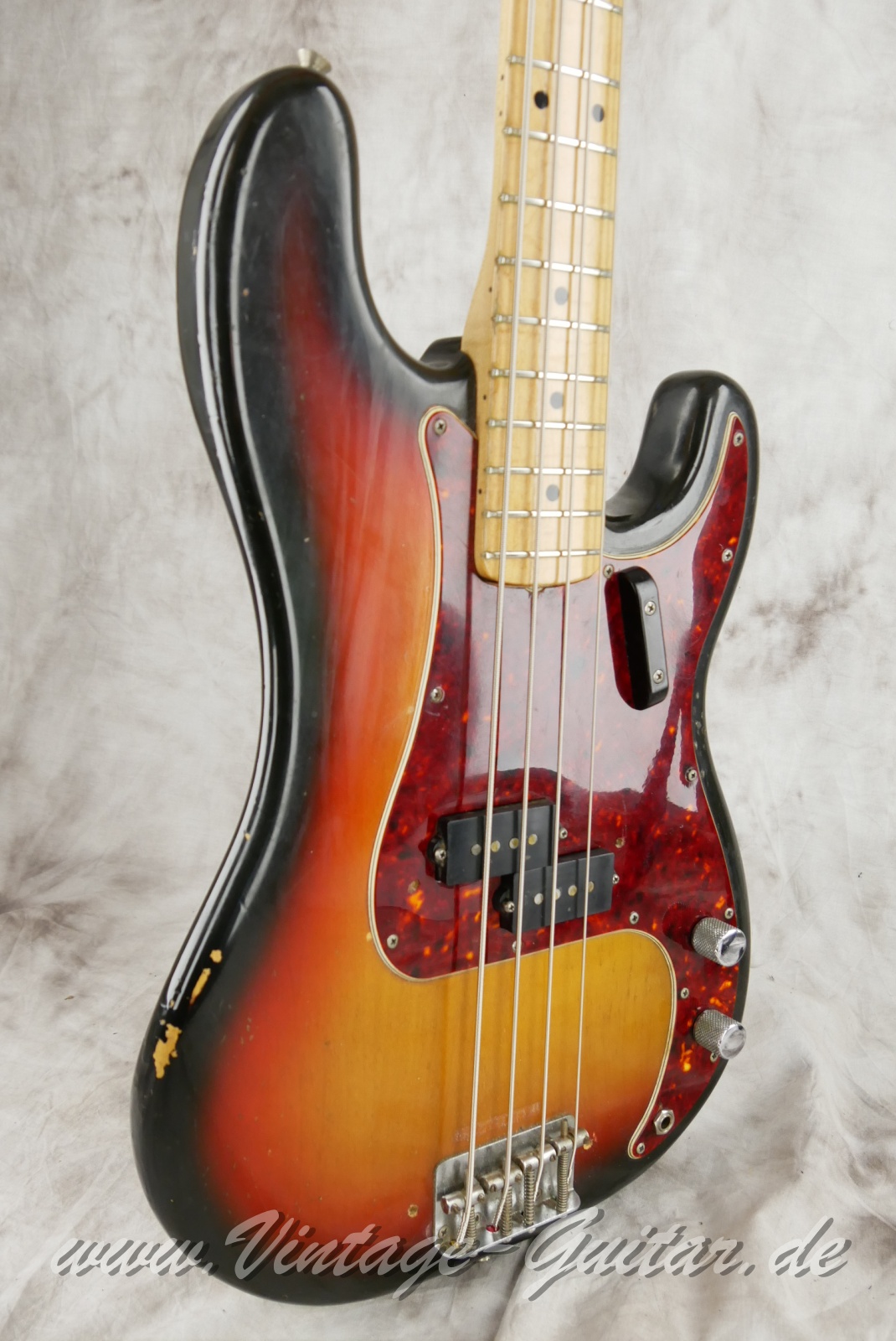 Fender_Precision_Bass_sunburst_1970-009.JPG