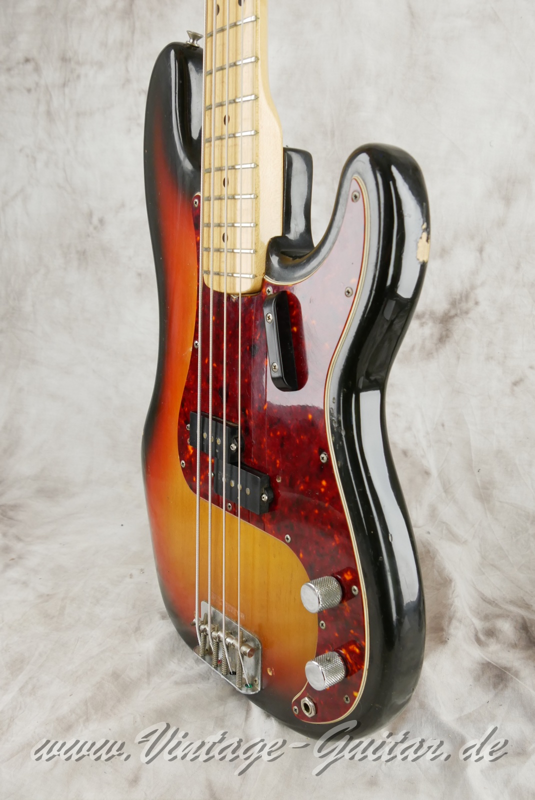 Fender_Precision_Bass_sunburst_1970-010.JPG