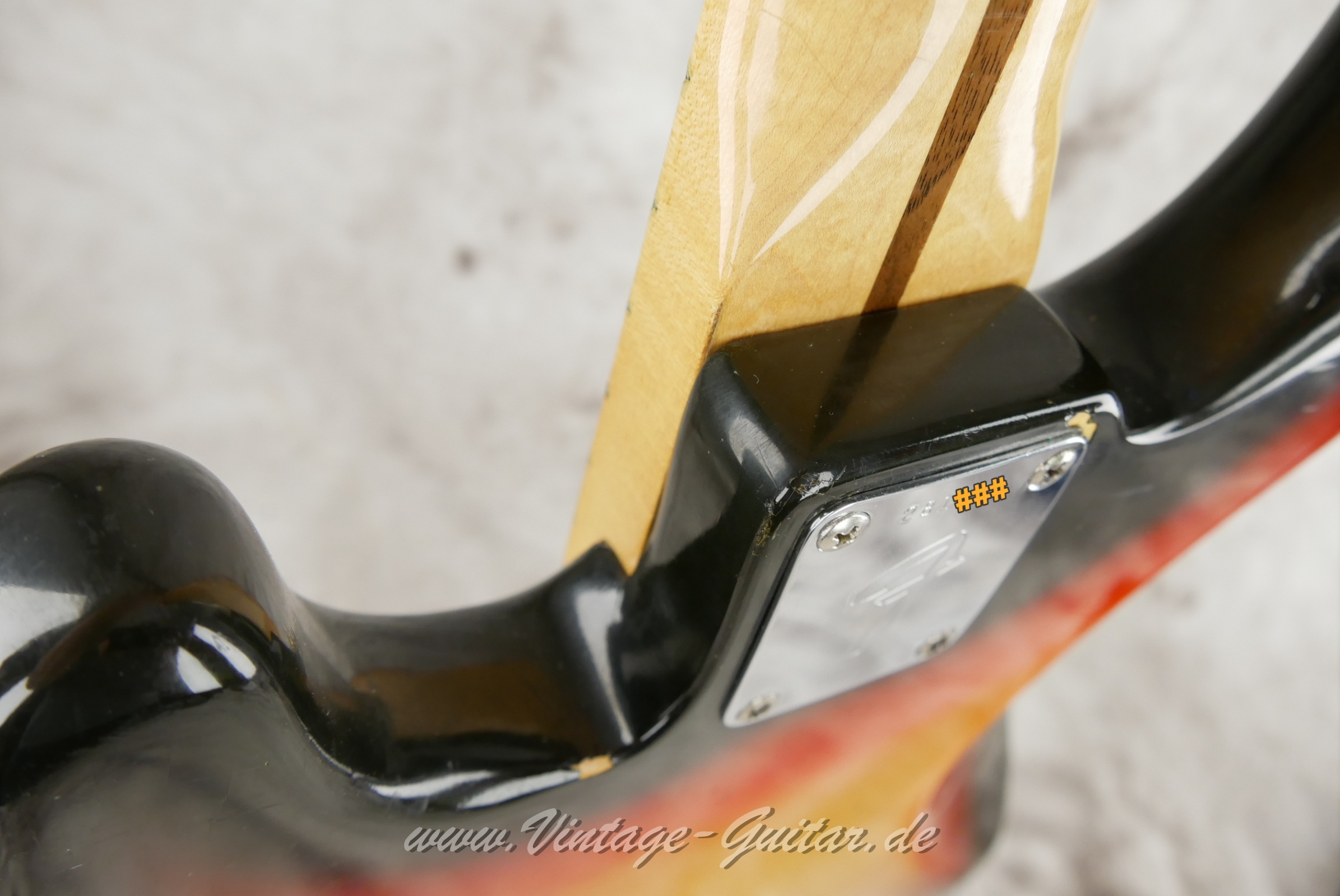 Fender_Precision_Bass_sunburst_1970-013.JPG