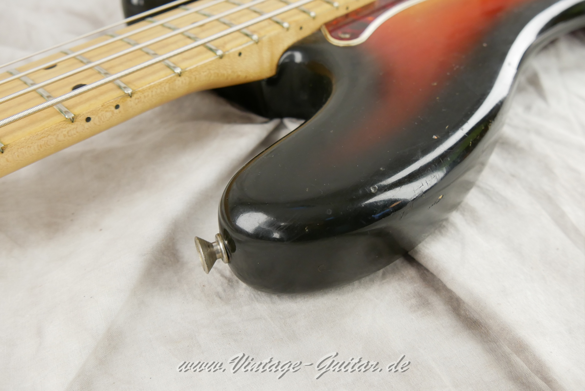 Fender_Precision_Bass_sunburst_1970-016.JPG